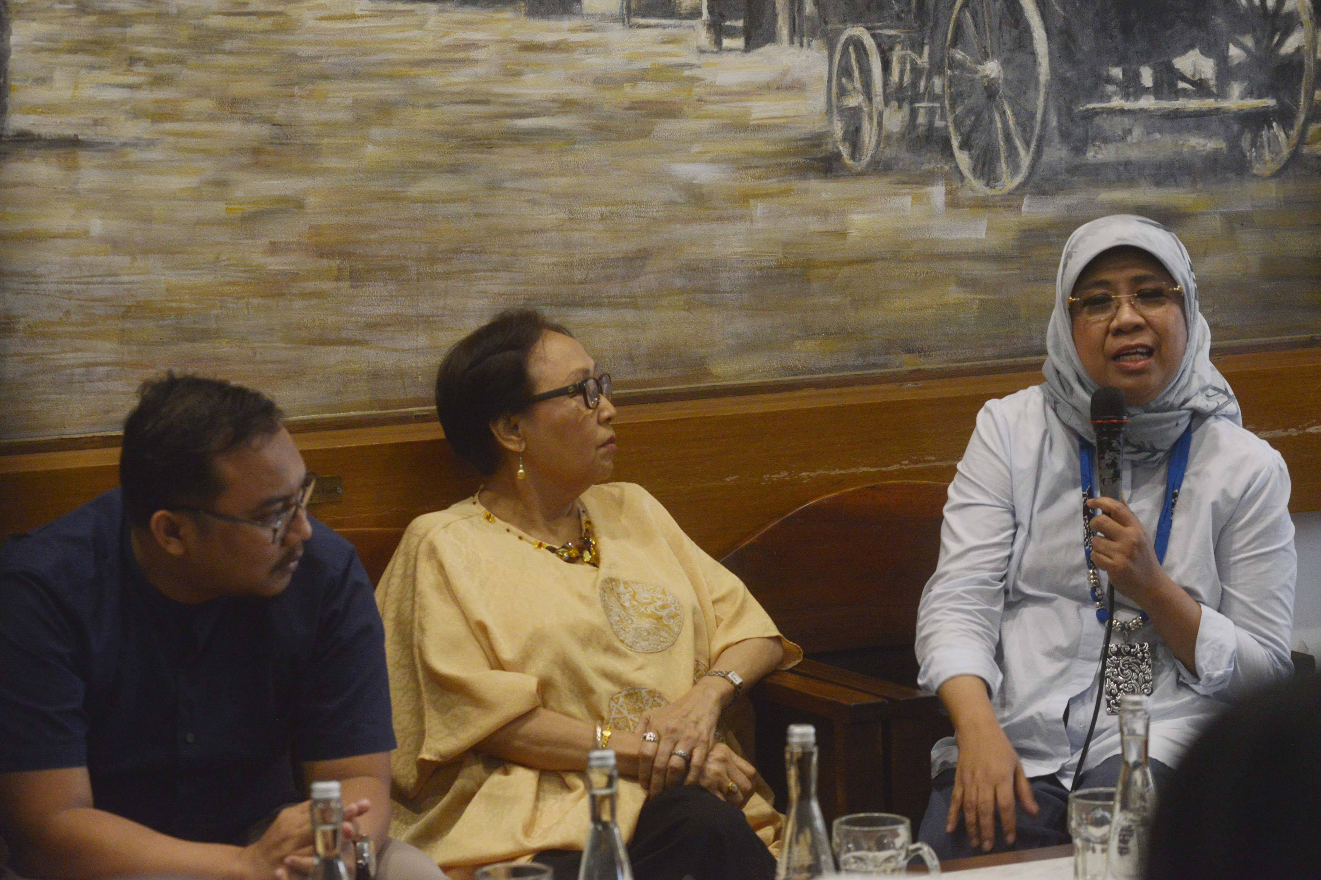 Anggota DPR Andi Yuliani Paris (kanan) saat menjadi pembicara dalam diskusi di Jakarta.