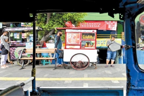 Pedagang berjualan di trotoar kawasan Jalan Kramat Raya, Jakarta, kemarin.