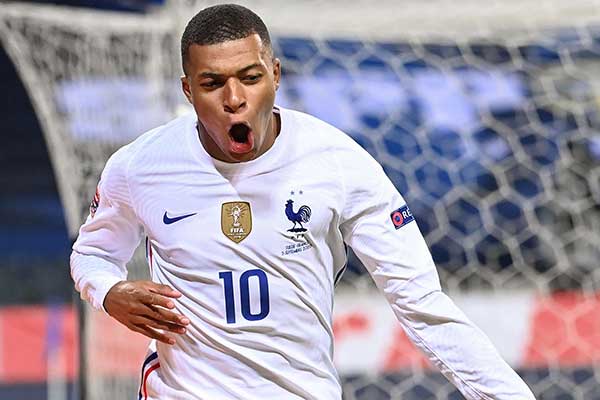 Striker timnas Prancis Kylian Mbappe  meluapkan kegembiraan setelah melesakkan gol ke gawang Swedia