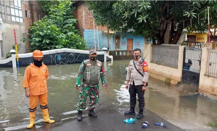Petugas gabungan melakukan pemantauan di RW 11 Bidara Cina, Jatinegara, Jakarta Timur, saat terjadi luapan Kali Ciliwung, Selasa (22/9).