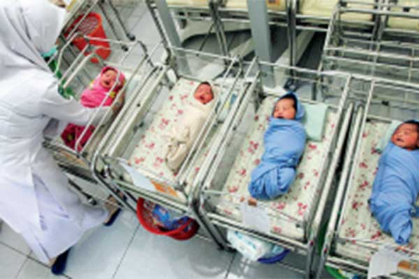 Suster merawat bayi yang baru dilahirkan bertepatan dengan HUT ke-75 Kemerdekaan RI 
