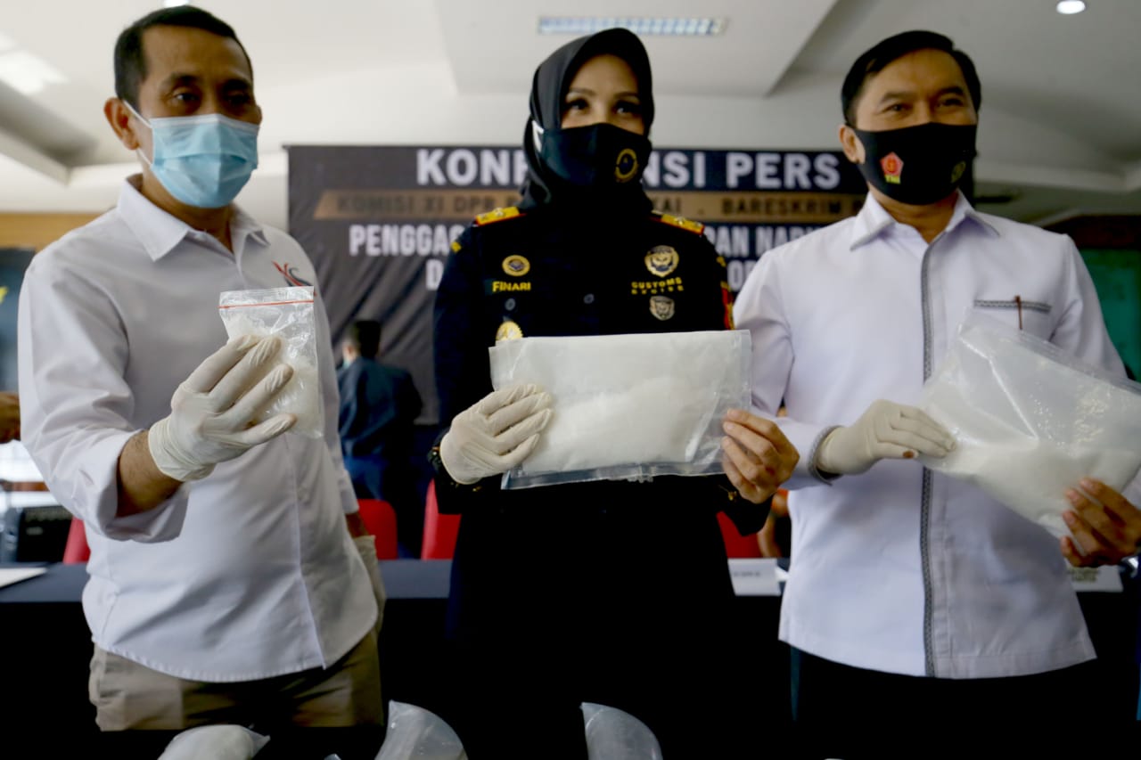 Petugas bea cukai menunjukkan barang bukti narkotika yang akan diselundupkan