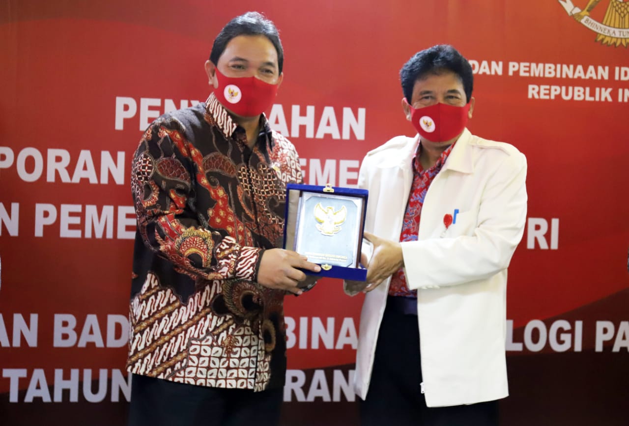 Kepala BPIP Prof. Drs. K.H Yudian Wahyudi, M.A., Ph.D (kanan) menerima LHK BPK tahun 2019 dari Anggota III BPK Achsanul Qosasi.