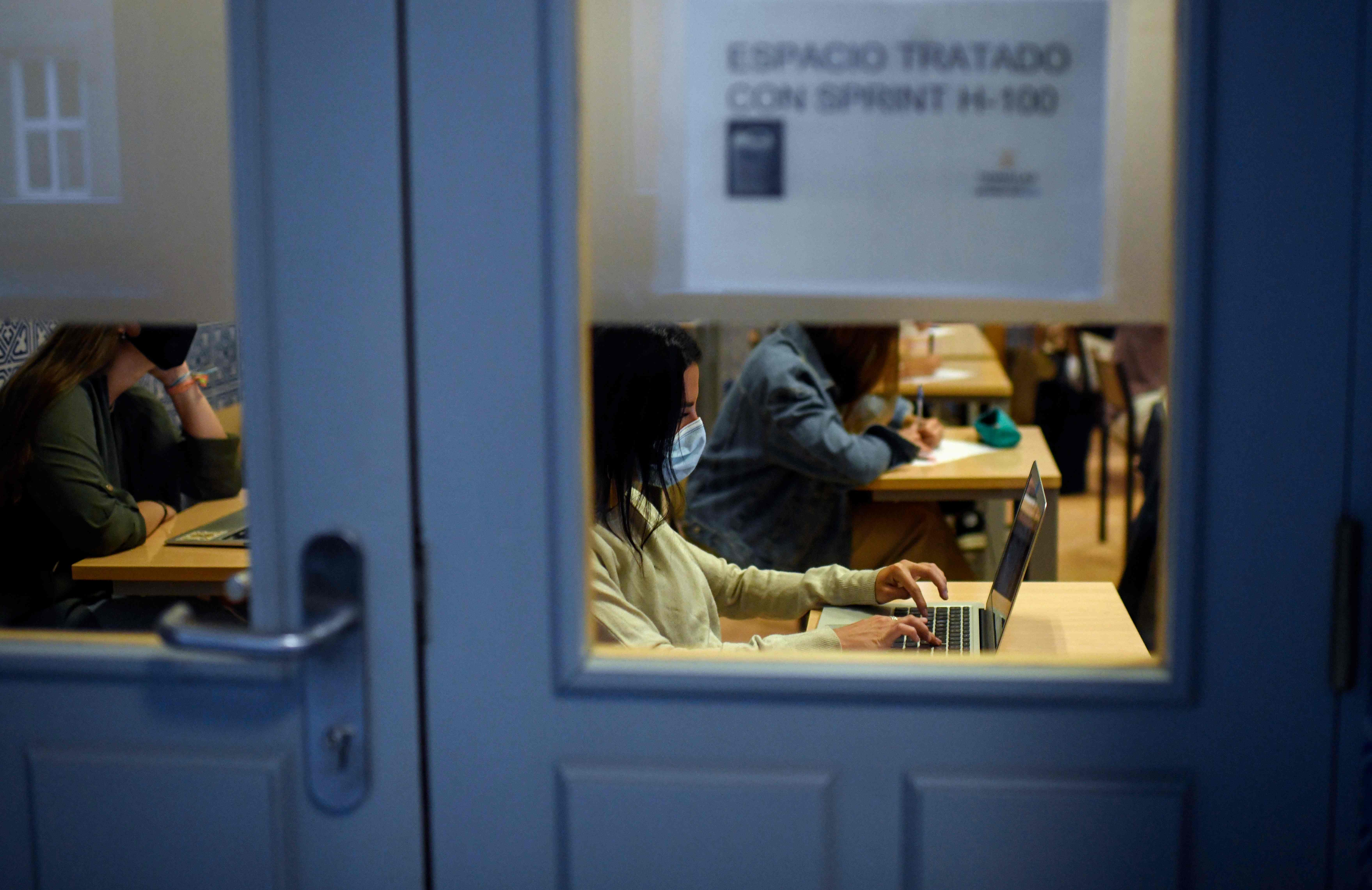 Mahasiswa mengenakan masker saat belajar di kelas di Comillas University, Madrid, Spanyol.