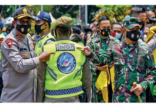 Kapolda Metro Jaya Irjen Nana Sudjana dan Pangdam Jaya Mayjen TNI Dudung Abdurachman memperlihatkan rompi Tim Penindak Protokol Kesehatan 