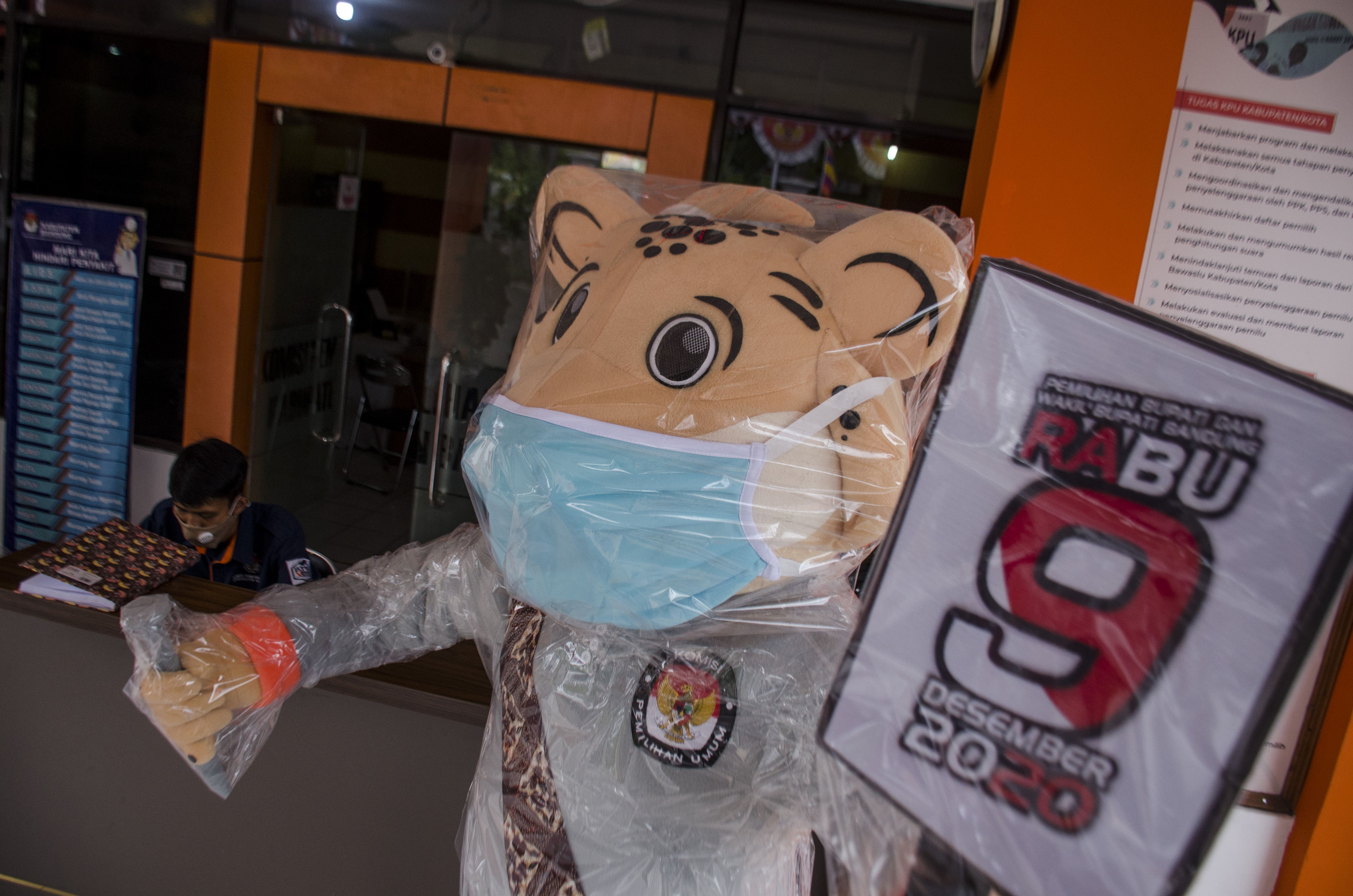 Patung Maskot Pilkada Serentak Kabupaten Bandung 2020 Si Mantul dipajang i Kantor KPU Kabupaten Bandung, Soreang, Kabupaten Bandung.