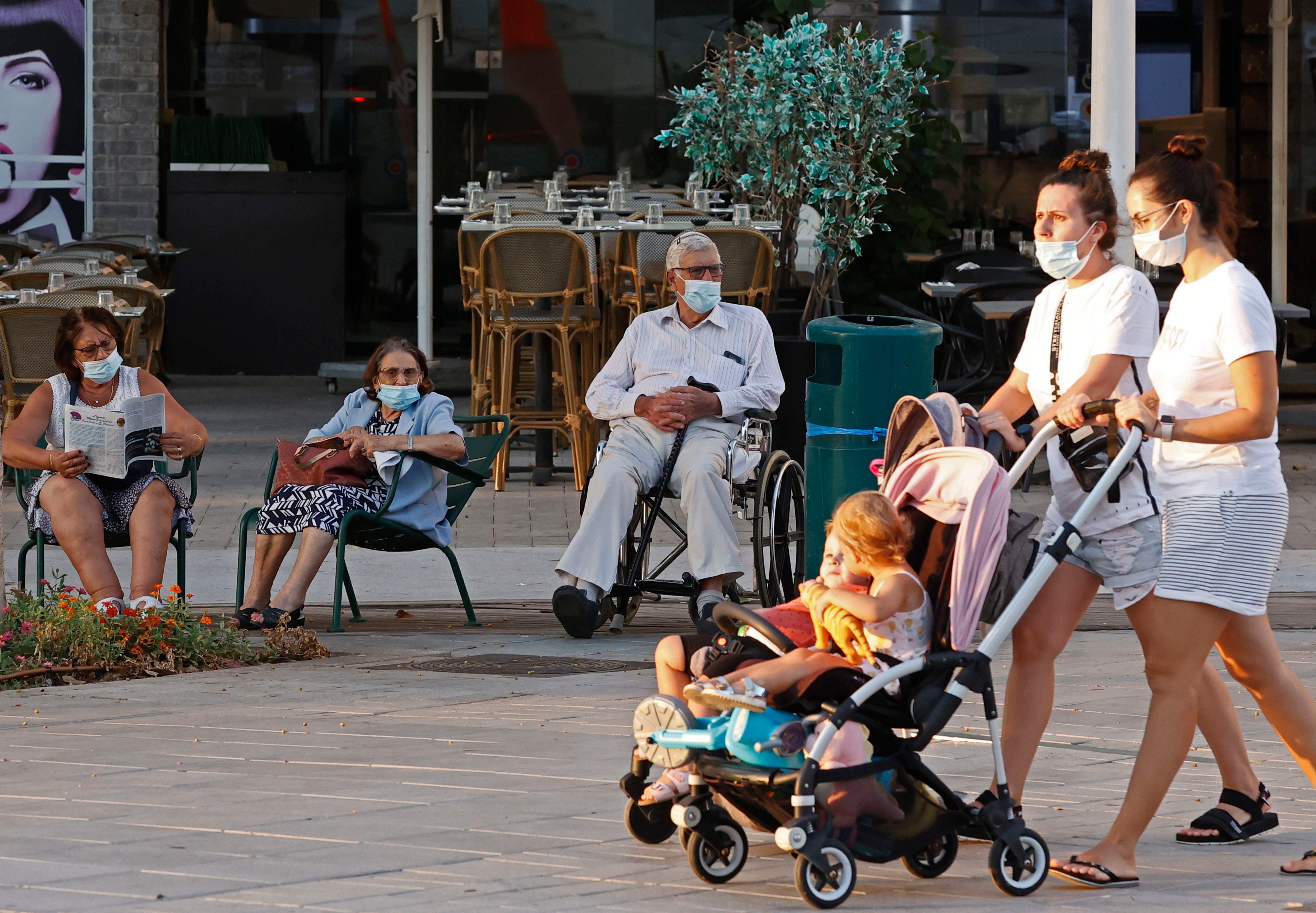 Warga Netanya di Israel menikmati hari dengan memakai masker (14 September 2020)