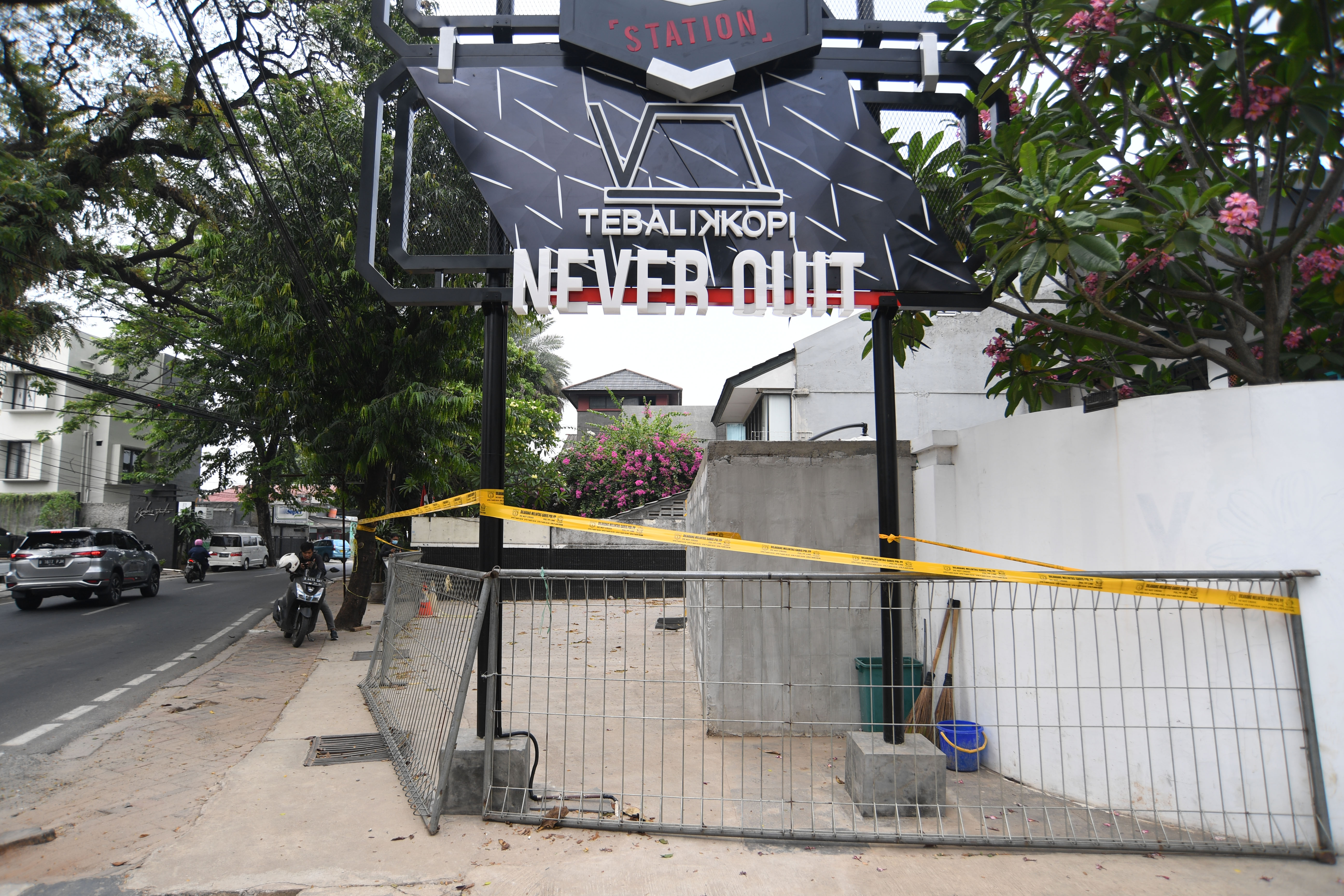 Satpol PP DKI Jakarta menutup permanen operasional Kafe Tebalik Kopi karena melanggar protokol kesehatan secara berulang.