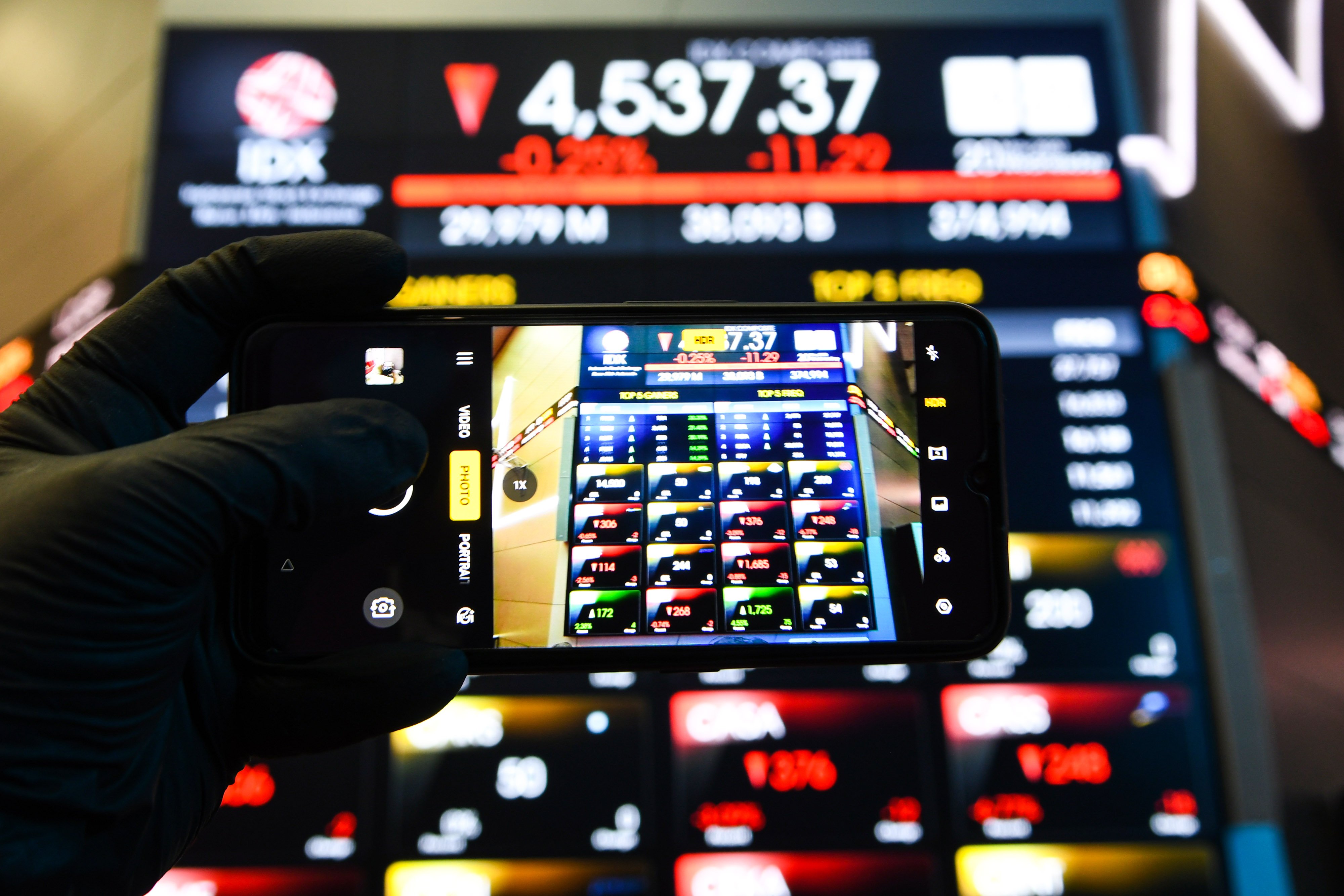 Ilustrasi layar pergerakan IHSG yang berada di zona merah.