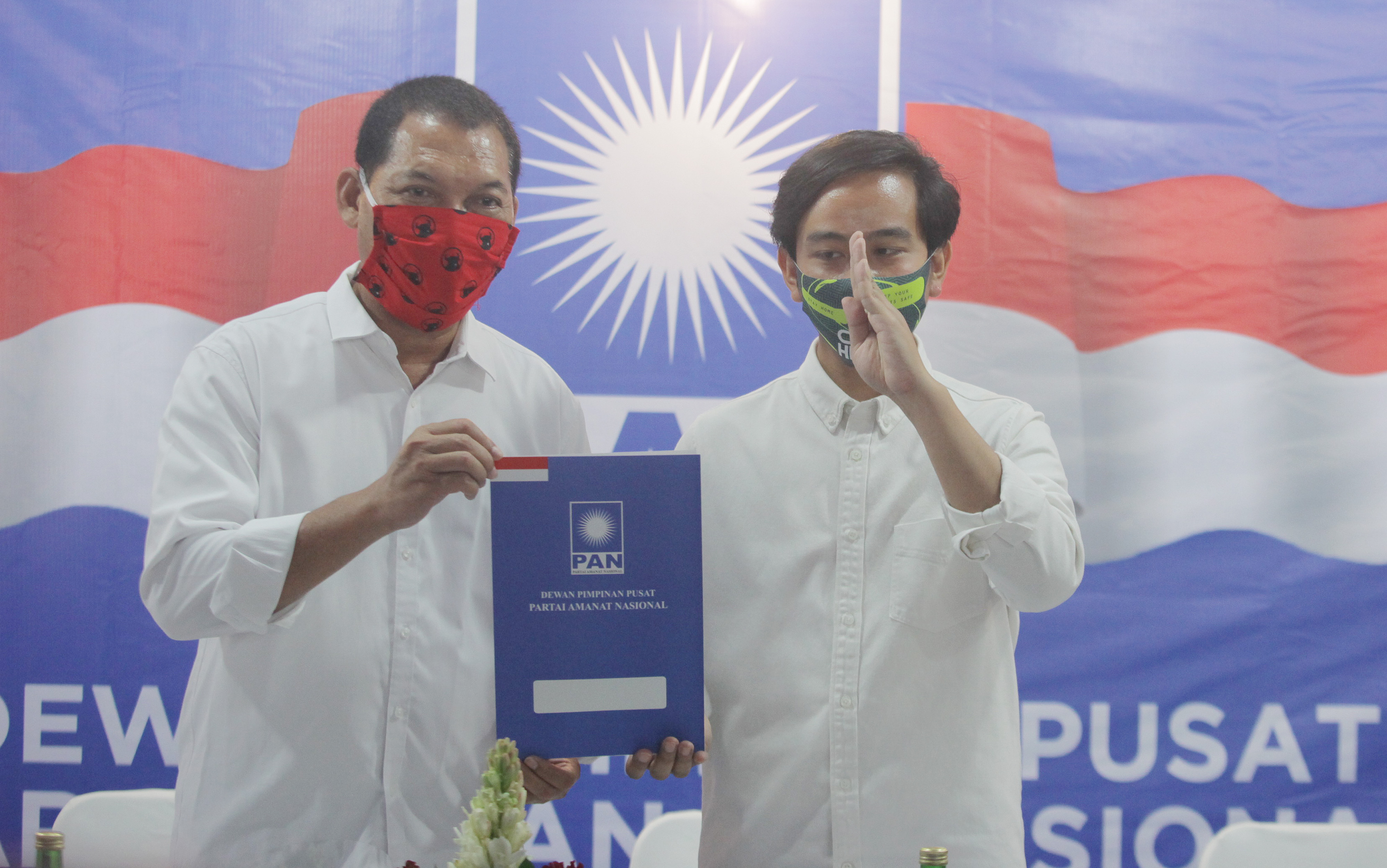 Gibran Daftar ke KPU Diiringi Arak-arakan Sepeda dan Andong