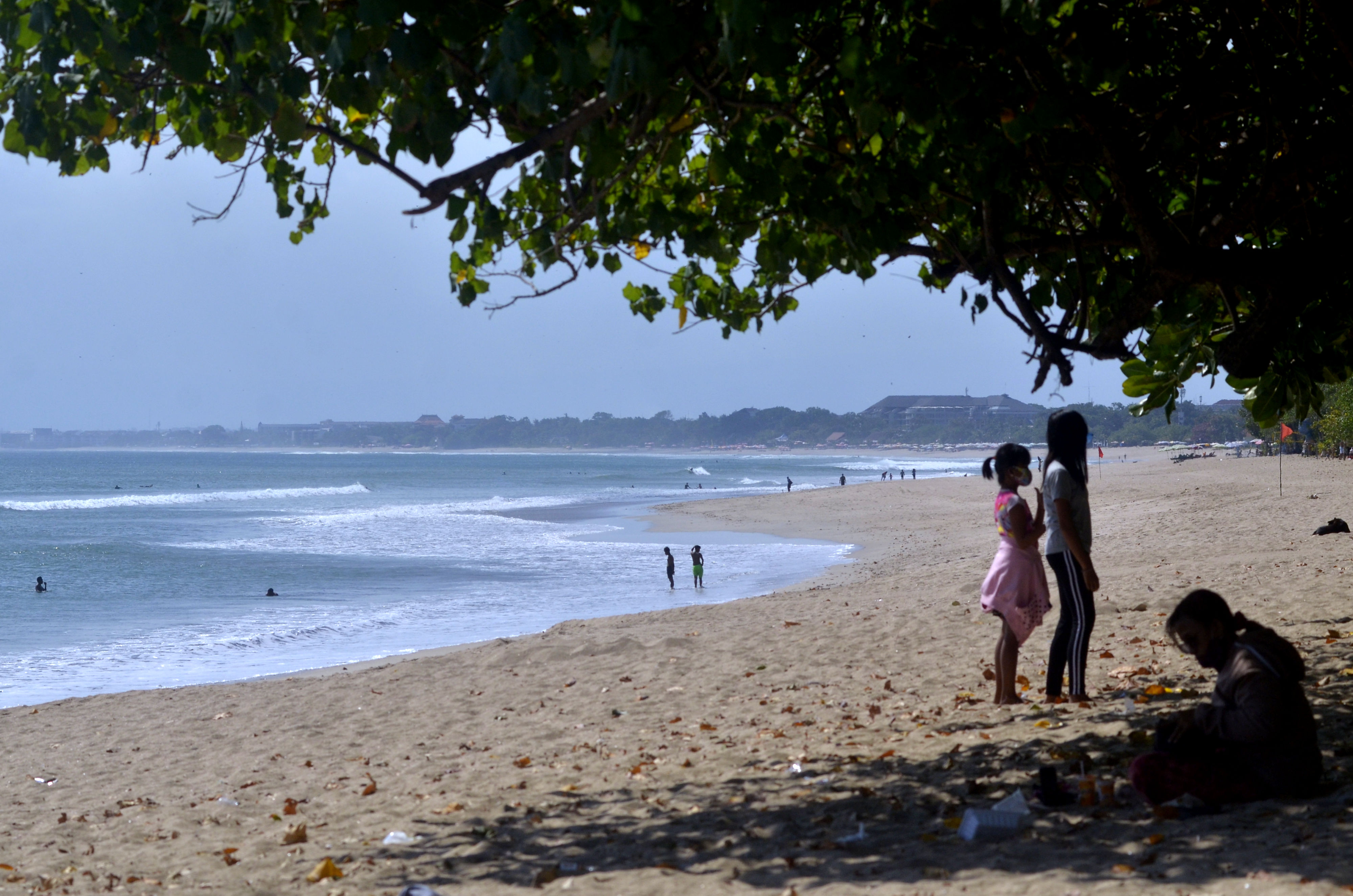 Pantai Kuta Bali yang masih sepi dari turis mancanegara