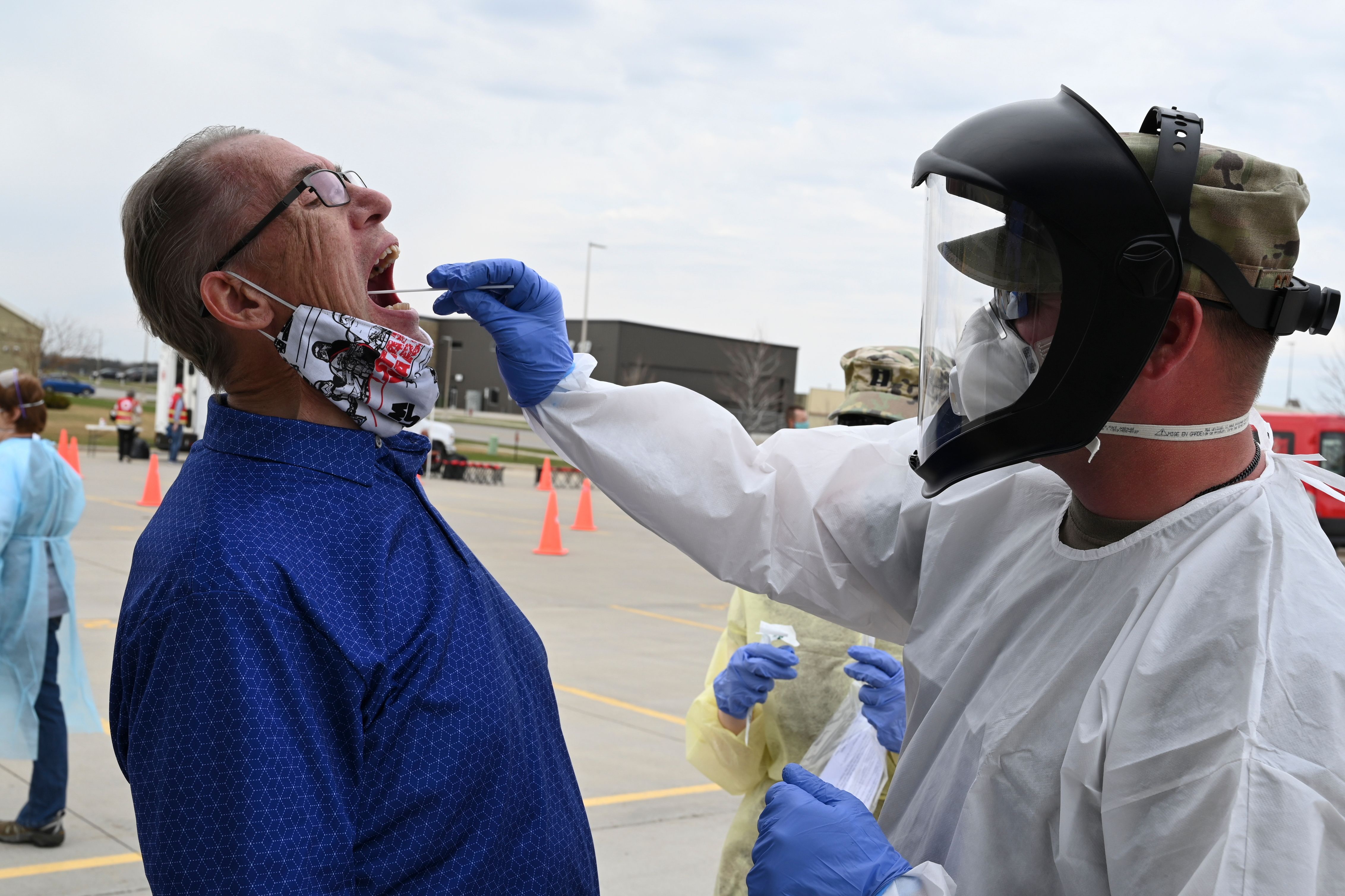Mayor Preston Schaffner, dari Tim Dukungan Sipil ke-81, mengambil sampel usap dari Scott Hennen yang merupakan sukarelawan asimtomatik  
