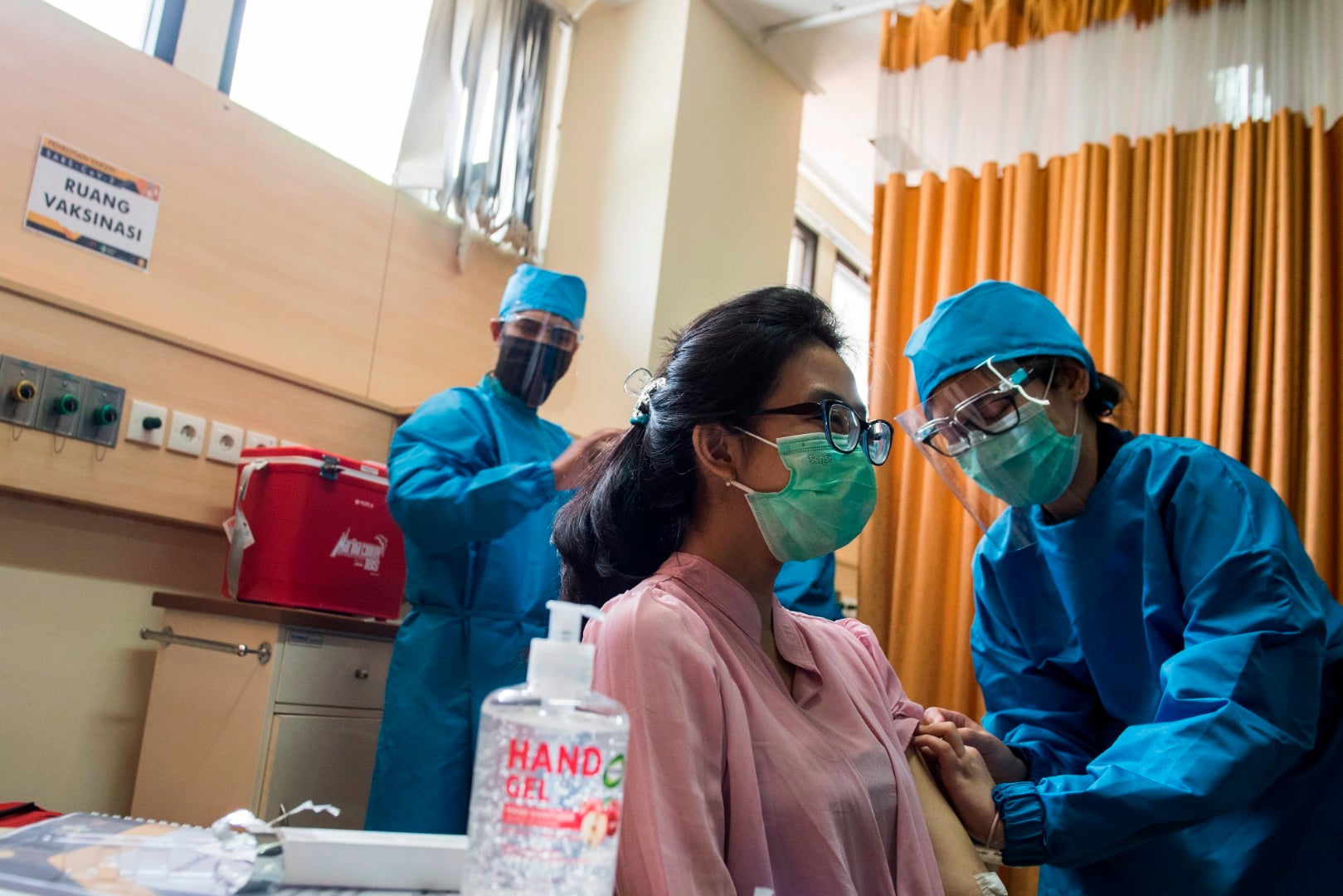 Petugas menyuntikan vaksin kepada relawan saat simulasi uji klinis vaksin covid-19 di FK Unpad, Bandung, Jawa Barat.