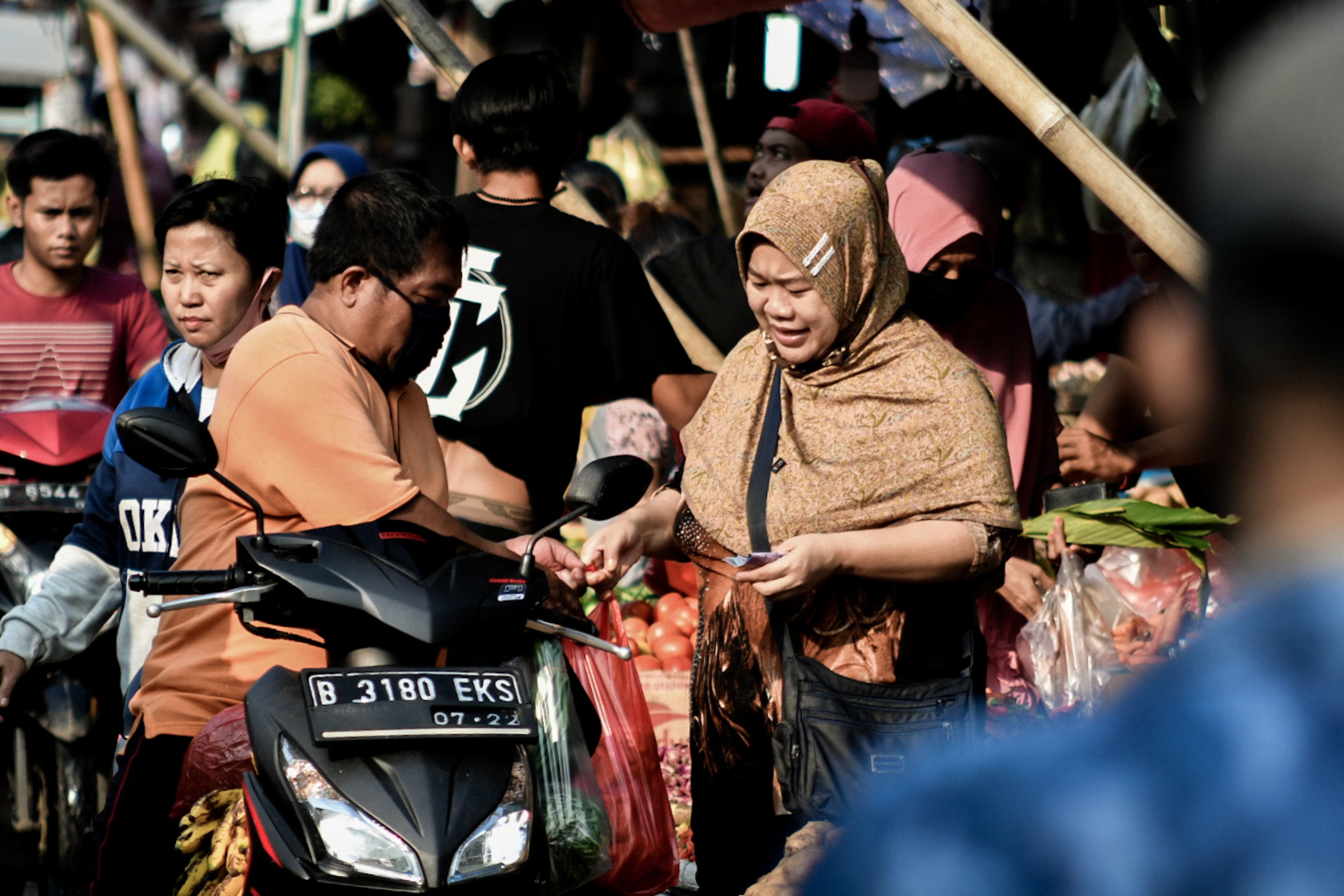 Pedagang dan pengunjung tidak mengenakan masker di Pasar Kemiri Muka, Depok, Jawa Barat.
