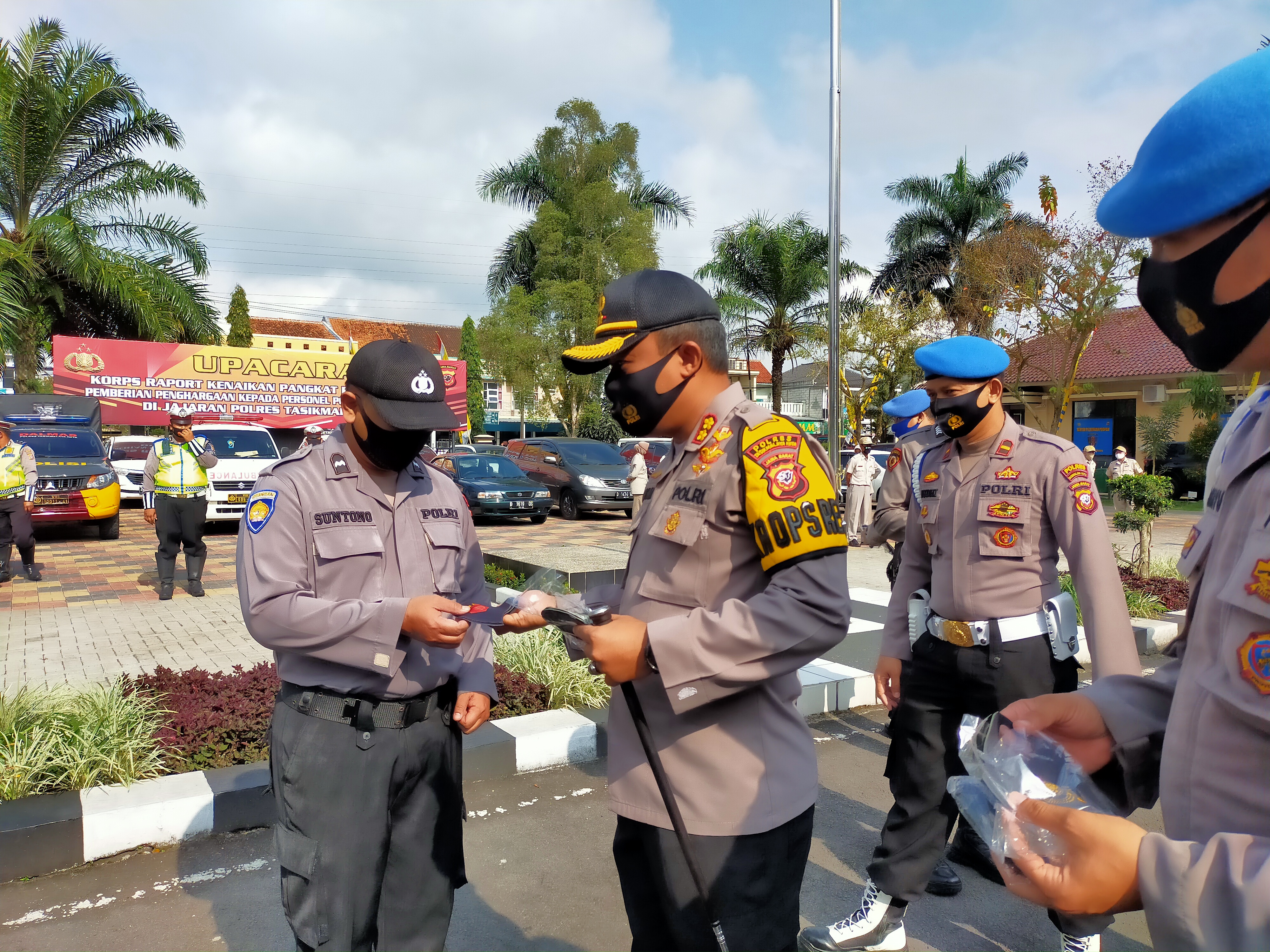  Kapolresta Tasikmalaya AKBP Anom Karibianto membagikan masker kepada seluruh anggotanya bertuliskan Polri dan TNI, Selasa (8/9/2020)