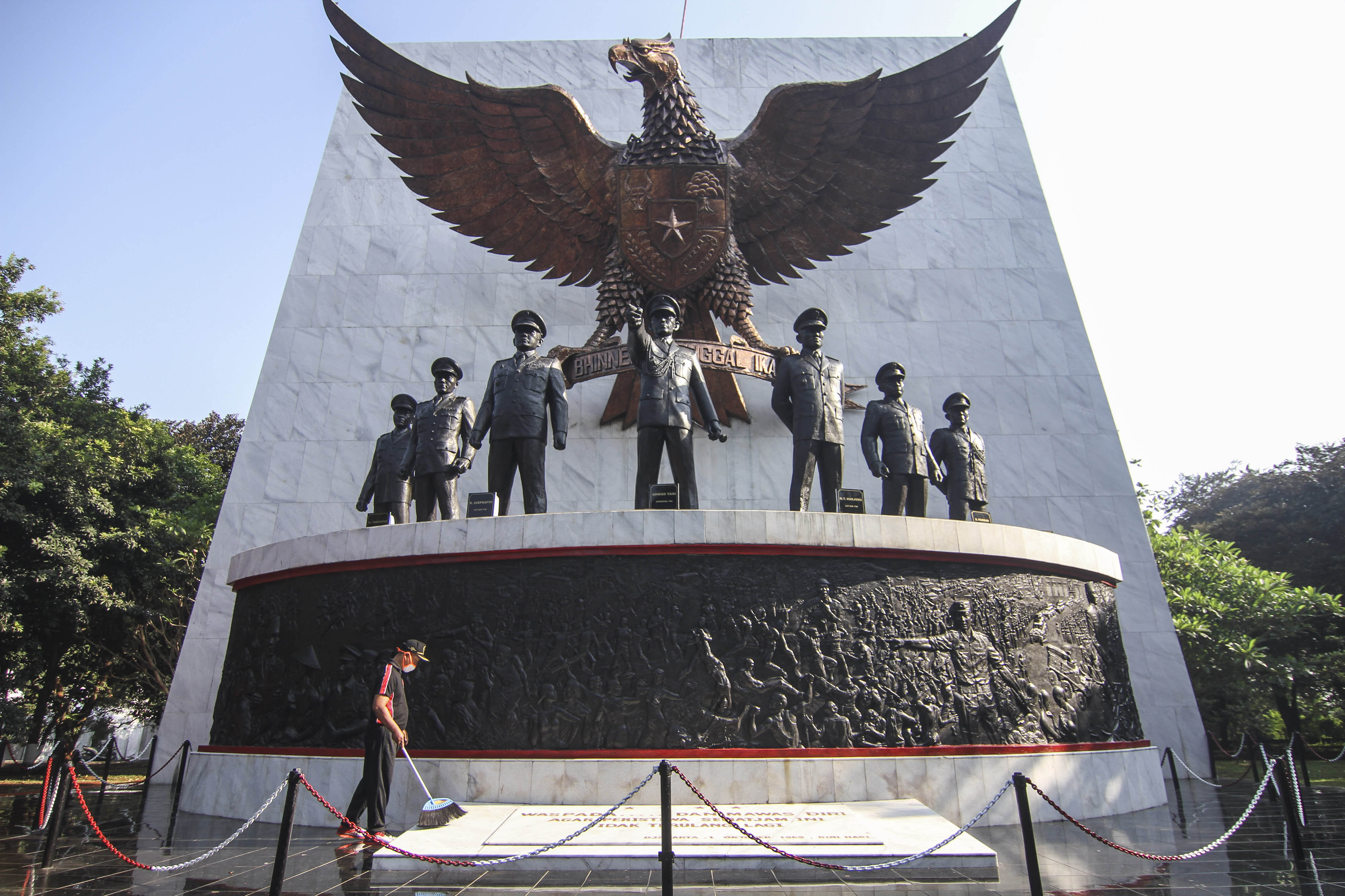 Petugas membersihkan area Monumen Pancasila Sakti di Lubang Buaya, Jakarta Timur, Rabu (30/9)