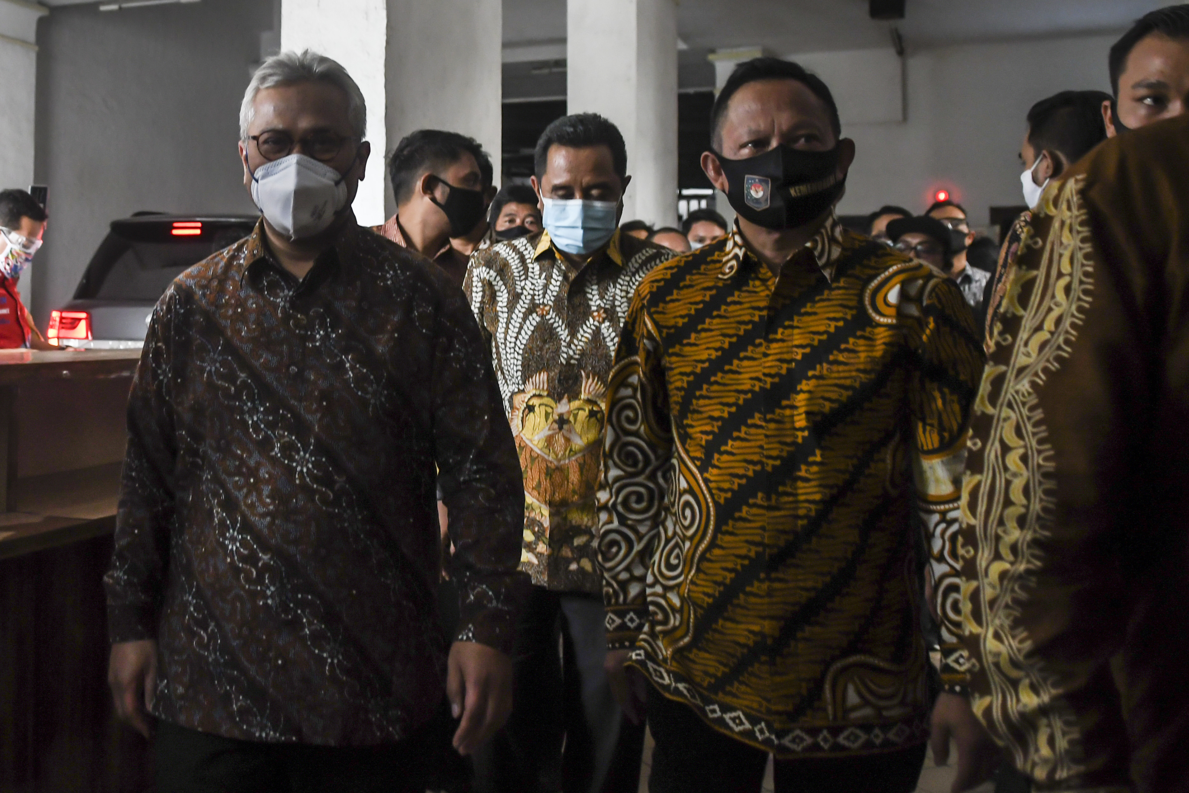 Mendagri Tito Karnavian (kanan) saat akan melakukan pertemuan di kantor KPU Pusat.