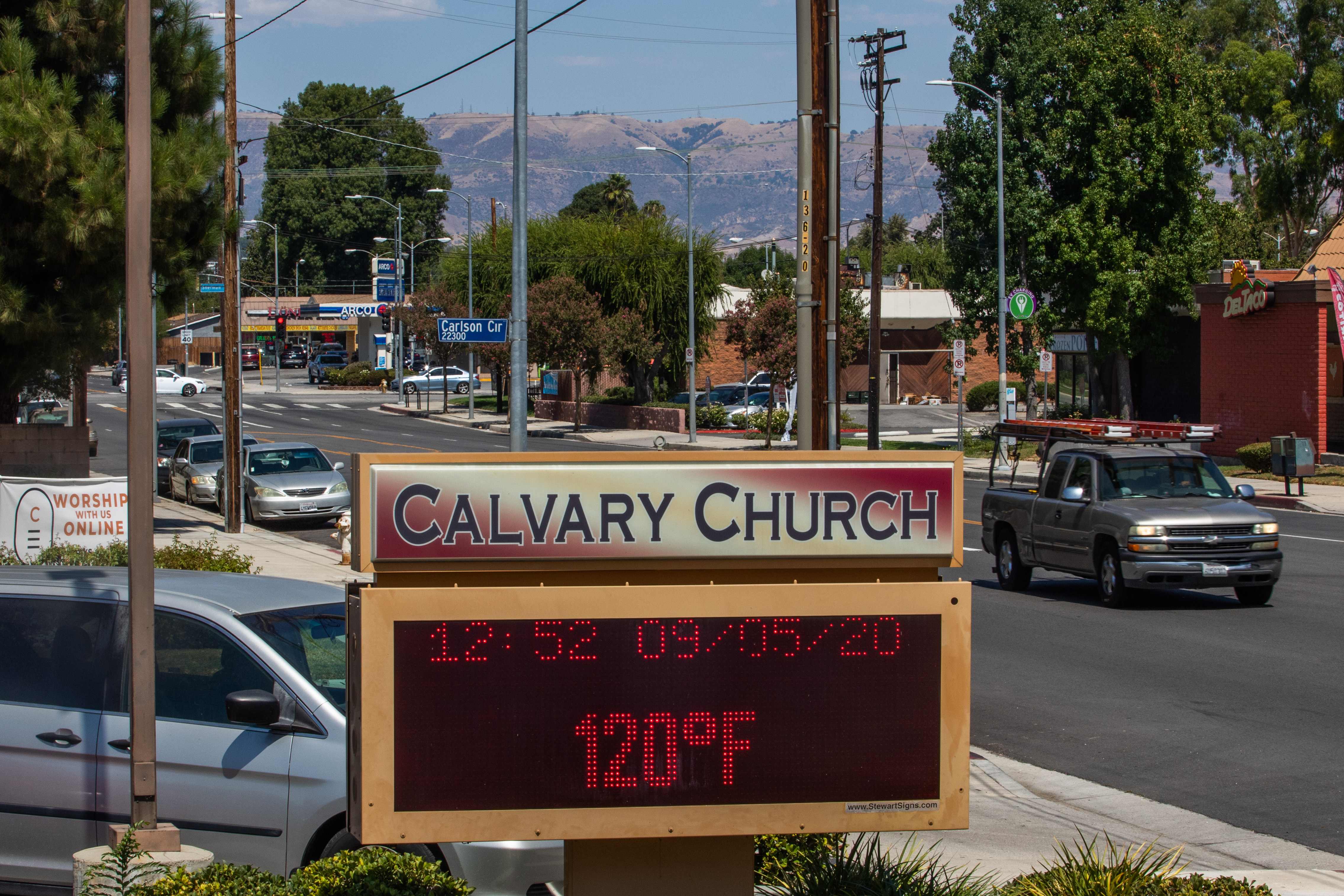 Termometer menunjukkan cuaca 120 derajat Fahrenheit (48,8 C) di Woodland Hills, California (5/9).