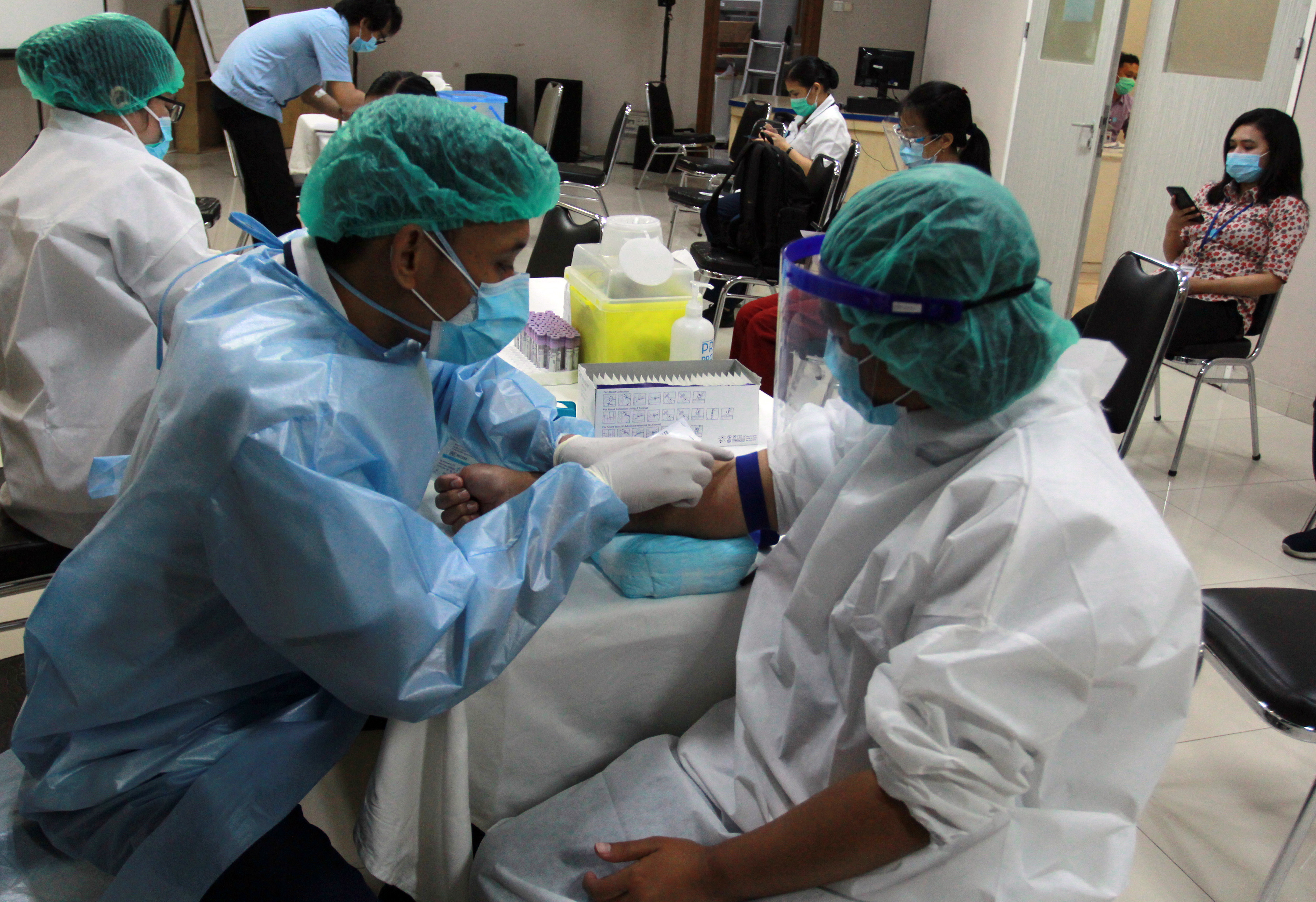 Paramedis mengambil semple darah teman sejawatnya saat dilakukan tes serelogi covid-19 untuk dokter dan paramedis, di Jakarta.