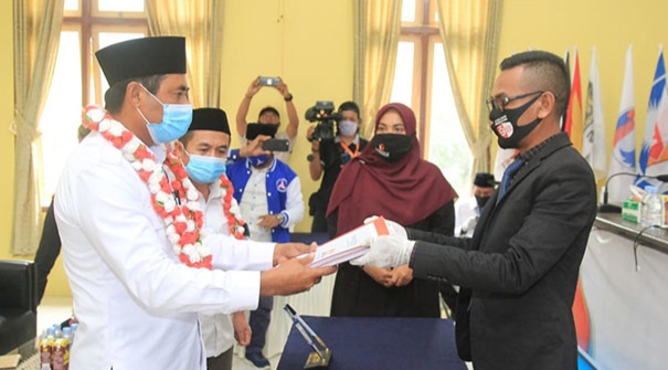 Ubaid Yakub-Anjas Aher menyerahkan berkas pendaftaran pencalonan bupati/wakil bupati Halmahera Timur, Minggu (13/9/2020).
