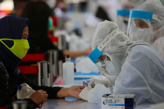 Warga mengikuti rapid test di Bundaran HI pada 26 Mei 2020 