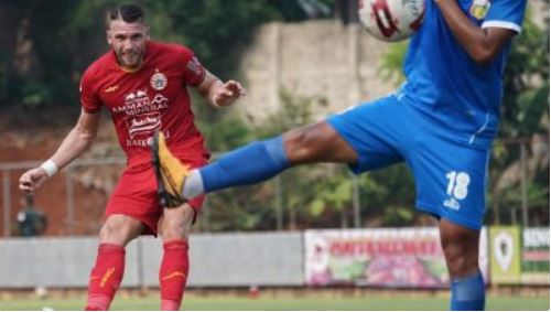 Striker Persija Marko Simic melepaskan tendangan dalam laga melawan Bhayangkara FC