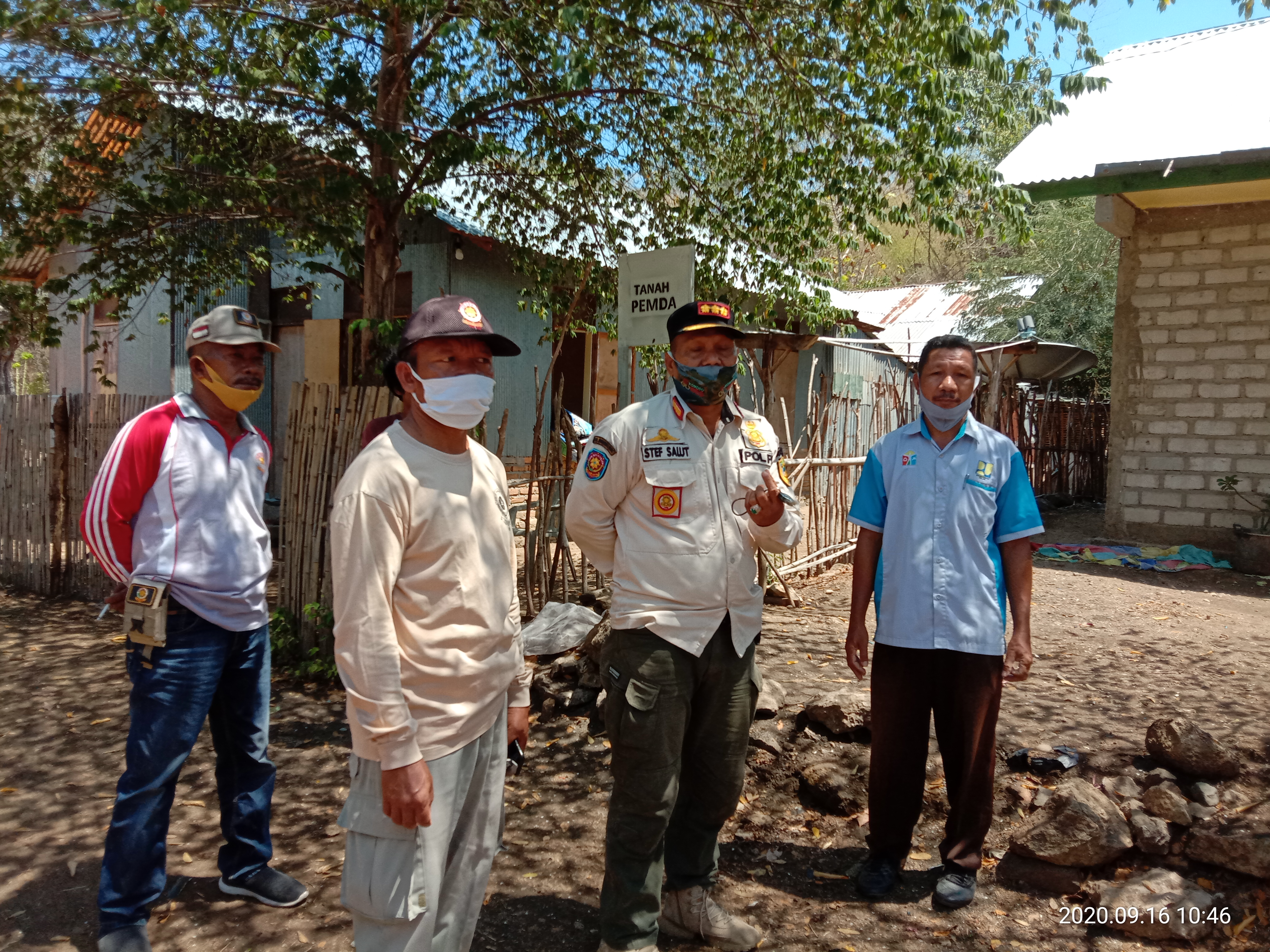Satpol PP Kabupaten Manggarai Barat  berjaga di lokasi permukiman warga Batu Cermin untuk menertibkan para pemilik rumah. 