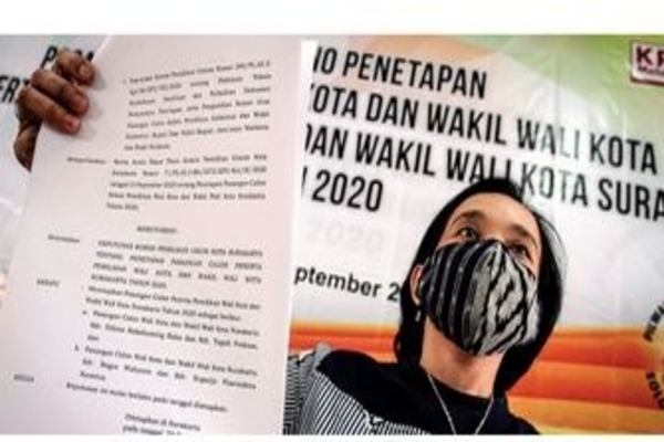 Ketua KPU Kota Solo Nurul Sutarti menunjukkan berita acara penetapan saat Pleno Terbatas Penetapan Pasangan Calon Wali Kota dan Wakil Wali 