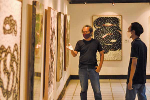 Pameran Berdamai karya dua pelukis, yakni Aisul Yanto dan Chryshnanda Dwilaksana di Balai Budaya