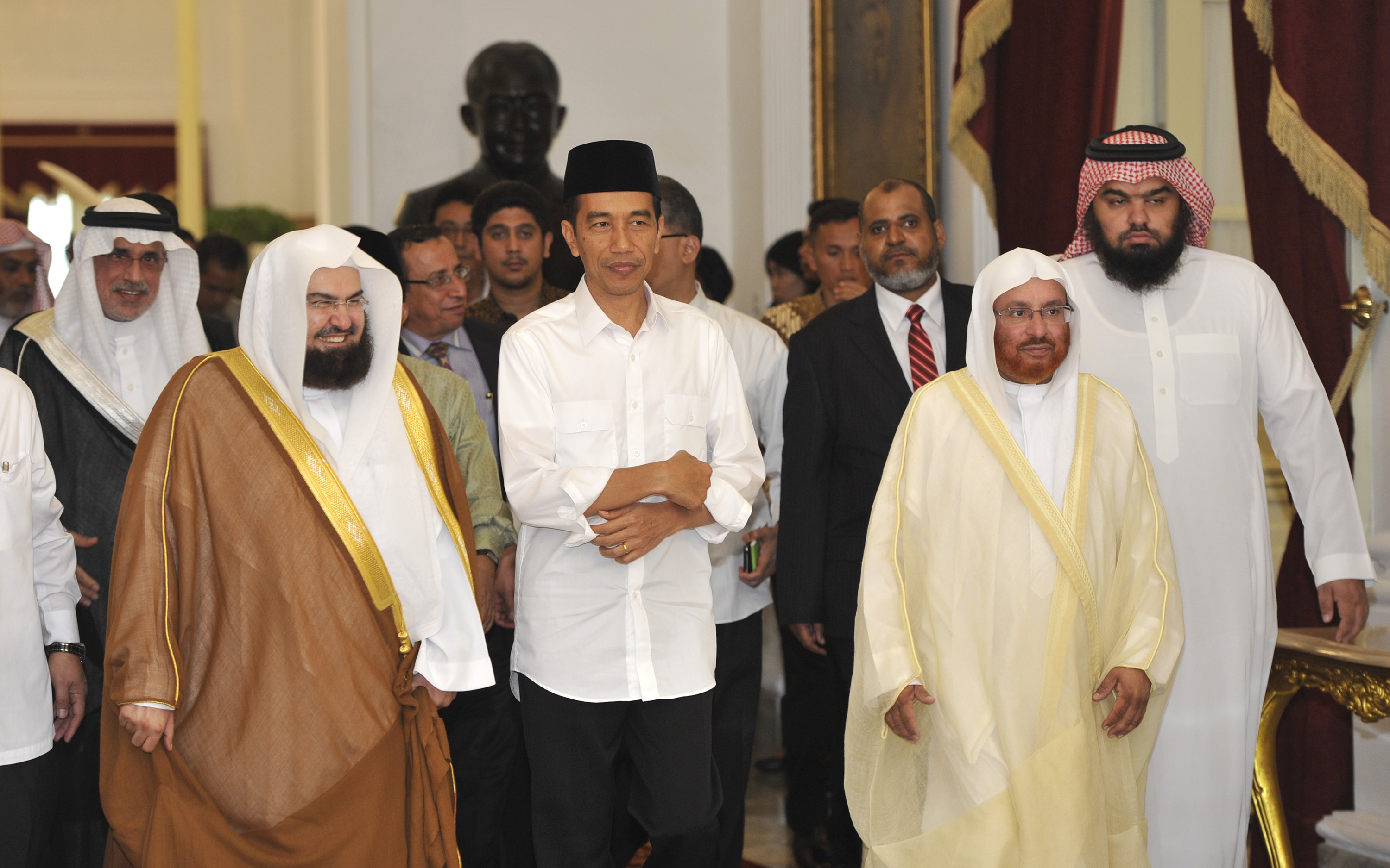 Kunjungan Imam Masjidil Haram Sheikh Abdurrahman As-Sudais (berjubah coklat)  tahun 2014 di Istana Negara disambut Presiden Joko Widodo.