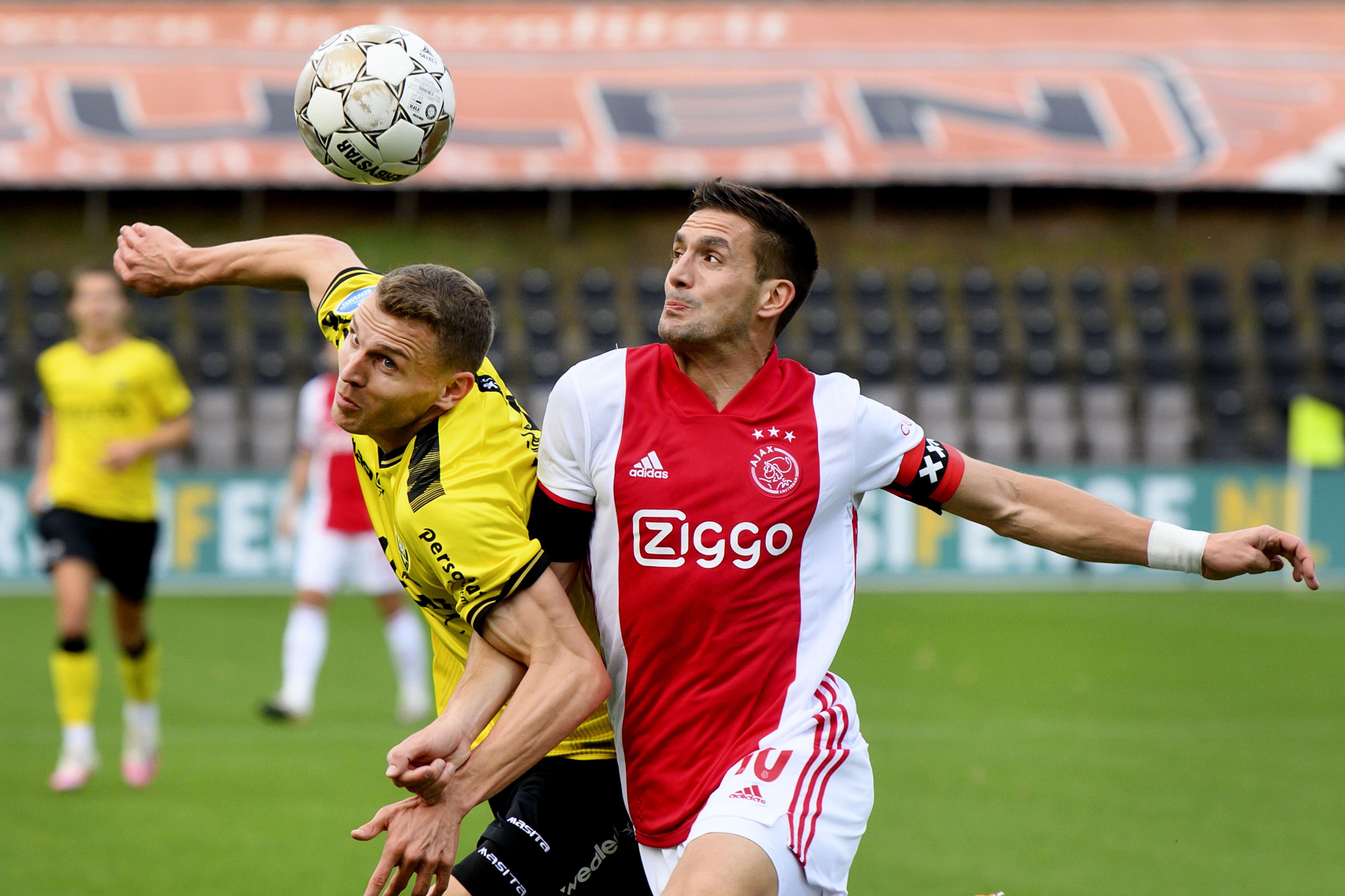 Bek Venlo Tobias Pachonik berebut bola dengan penyerang Ajax Dusan Tadic dalam lanjutan Eredivisie