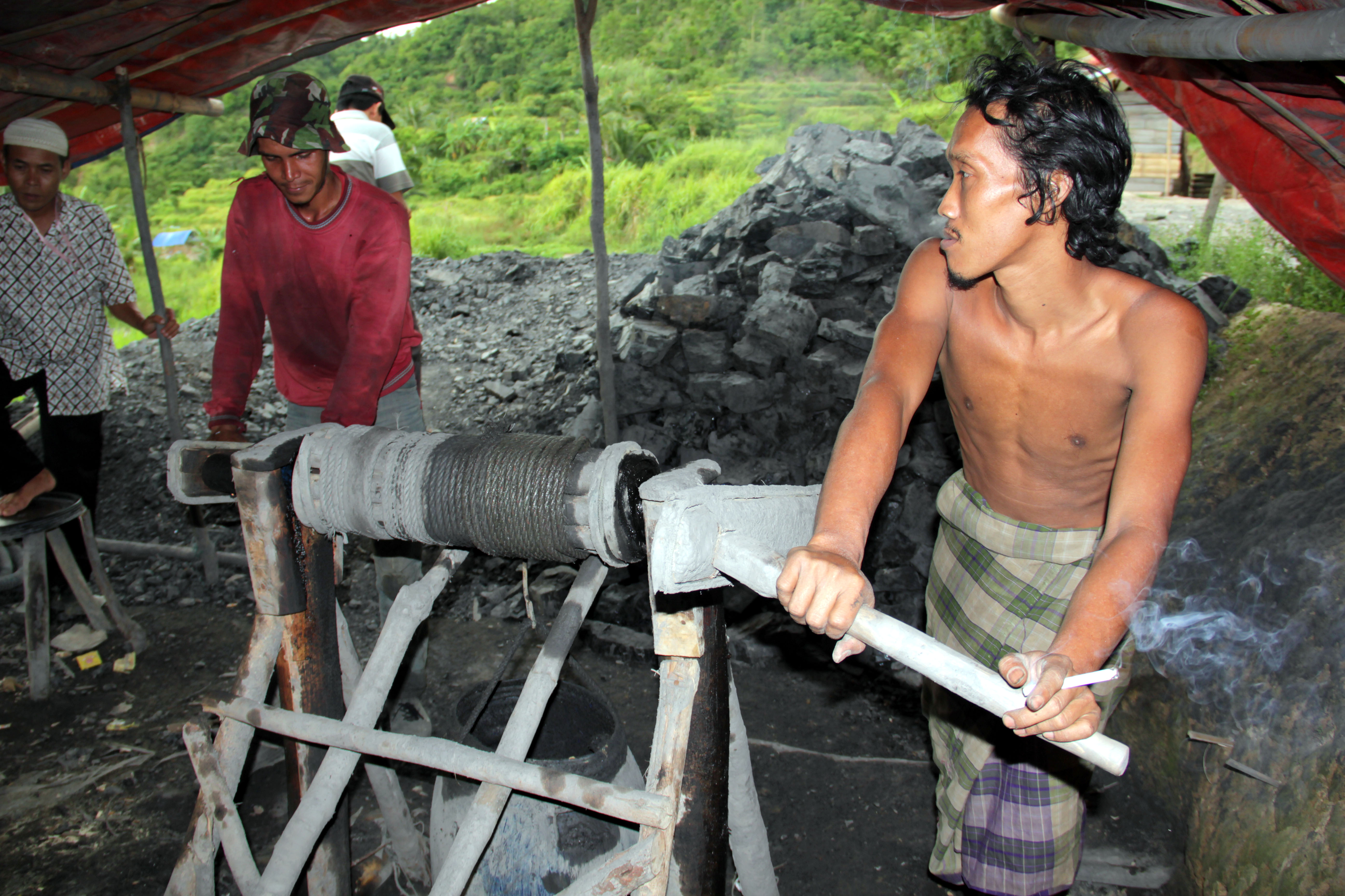 Penambang batu bara tradisional sedang beraktivitas 