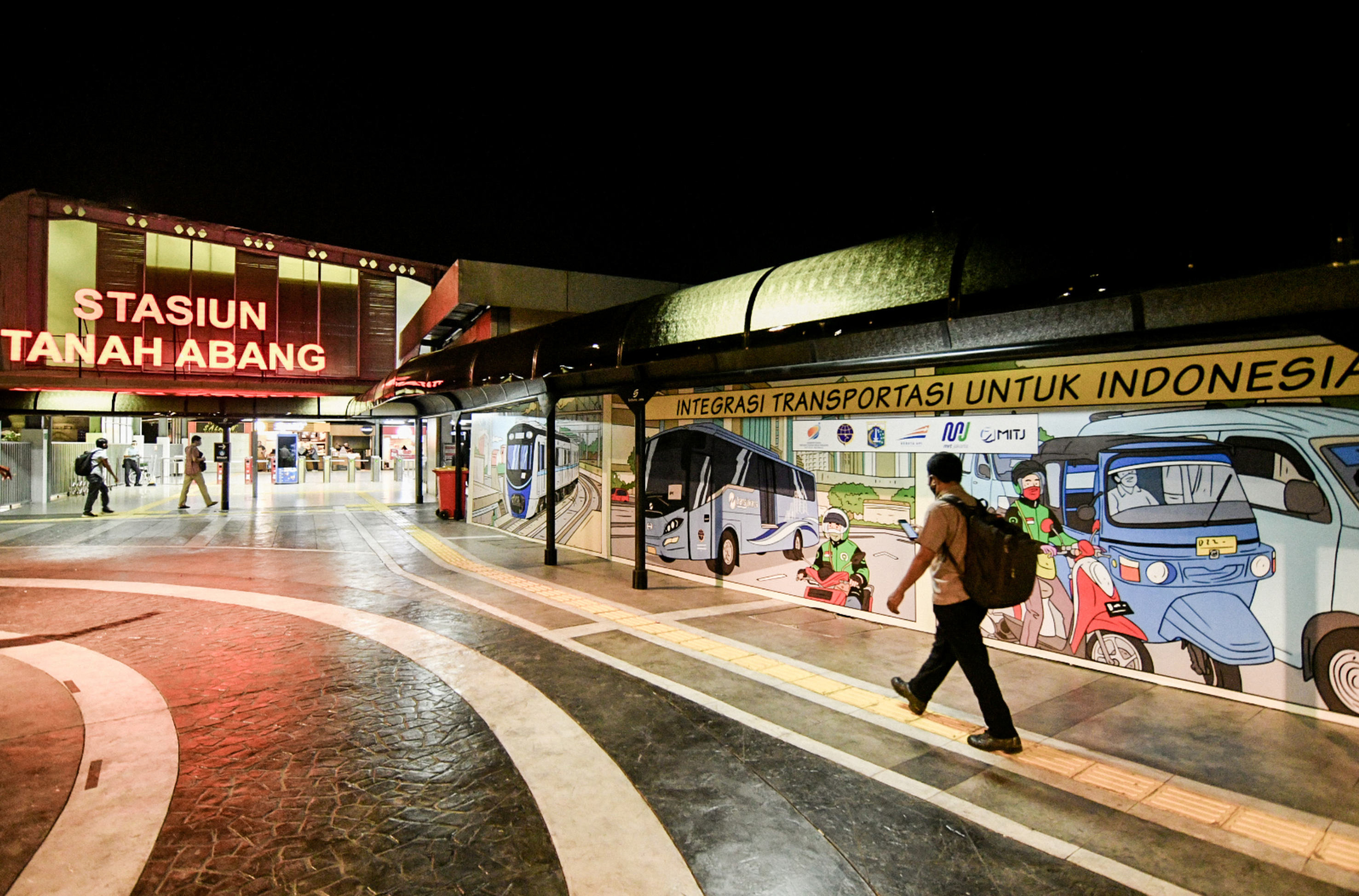 Warga berjalan di Stasiun Terpadu Tanah Abang yang menghubungkan KRL dengan MRT, Trans Jakarta,  bajaj, angkot, taksi dan ojek.