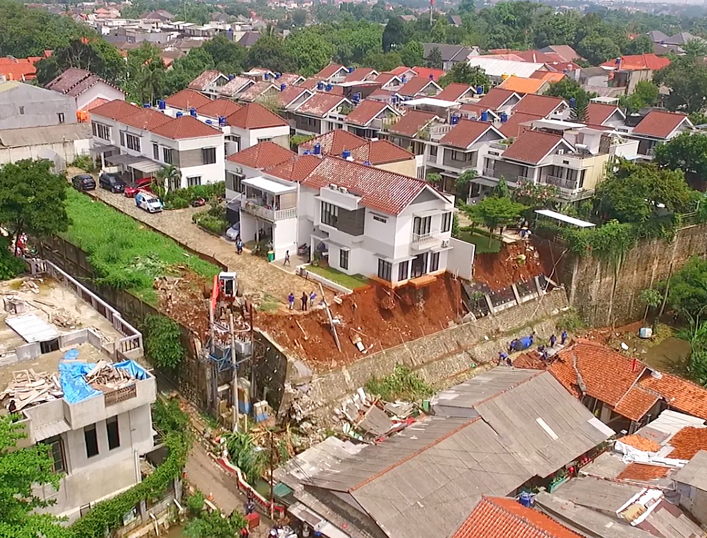 Tanah longsor di Perumahan Melati Residence yang menimpa permukiman penduduk di Jalan Damai, Kelurahan Ciganjur, Jagakarsa, jakarta.