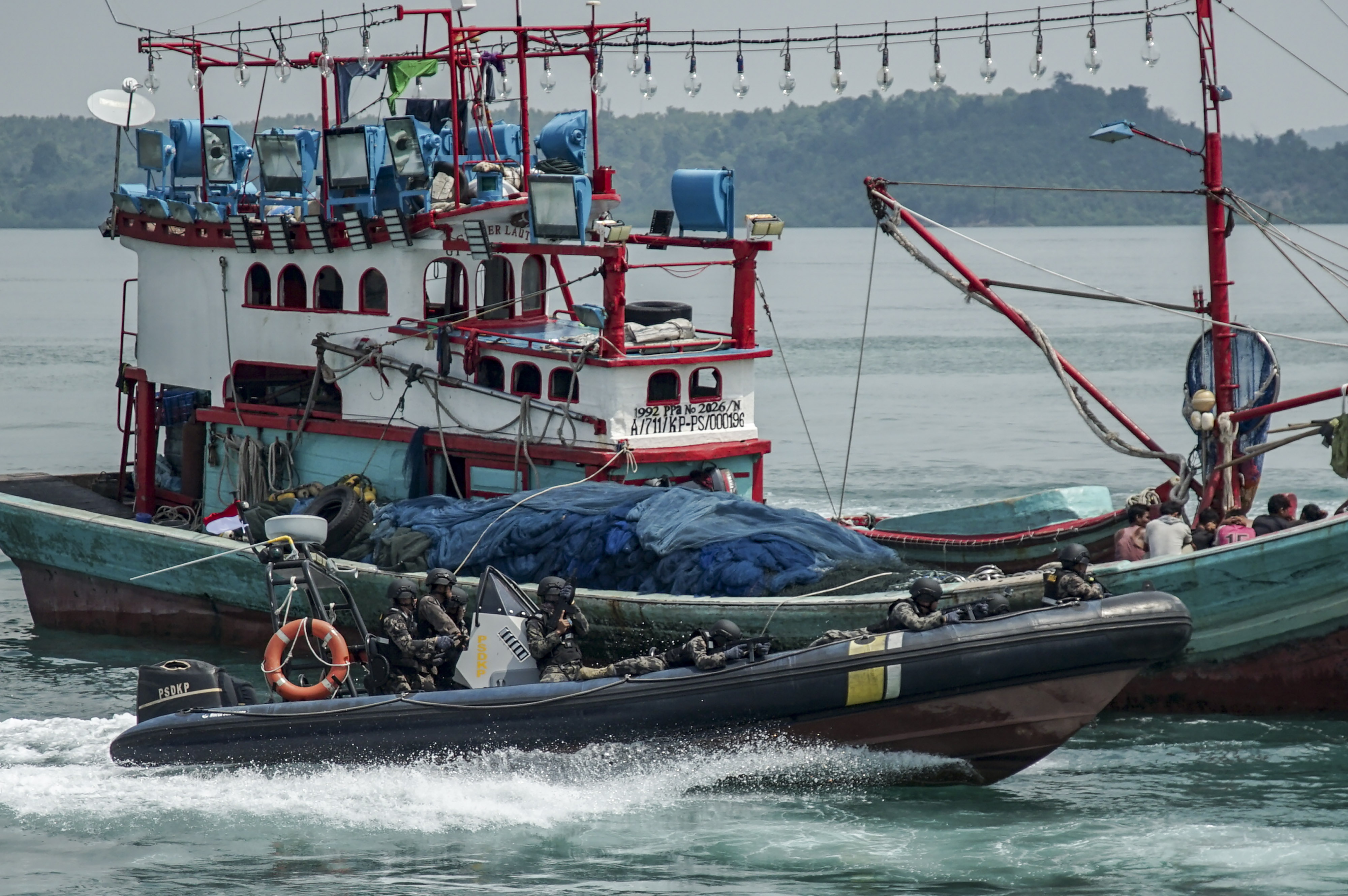 Ilustrasi penangkapan kapal ikan yang diduga melakukan ilegal fishing.