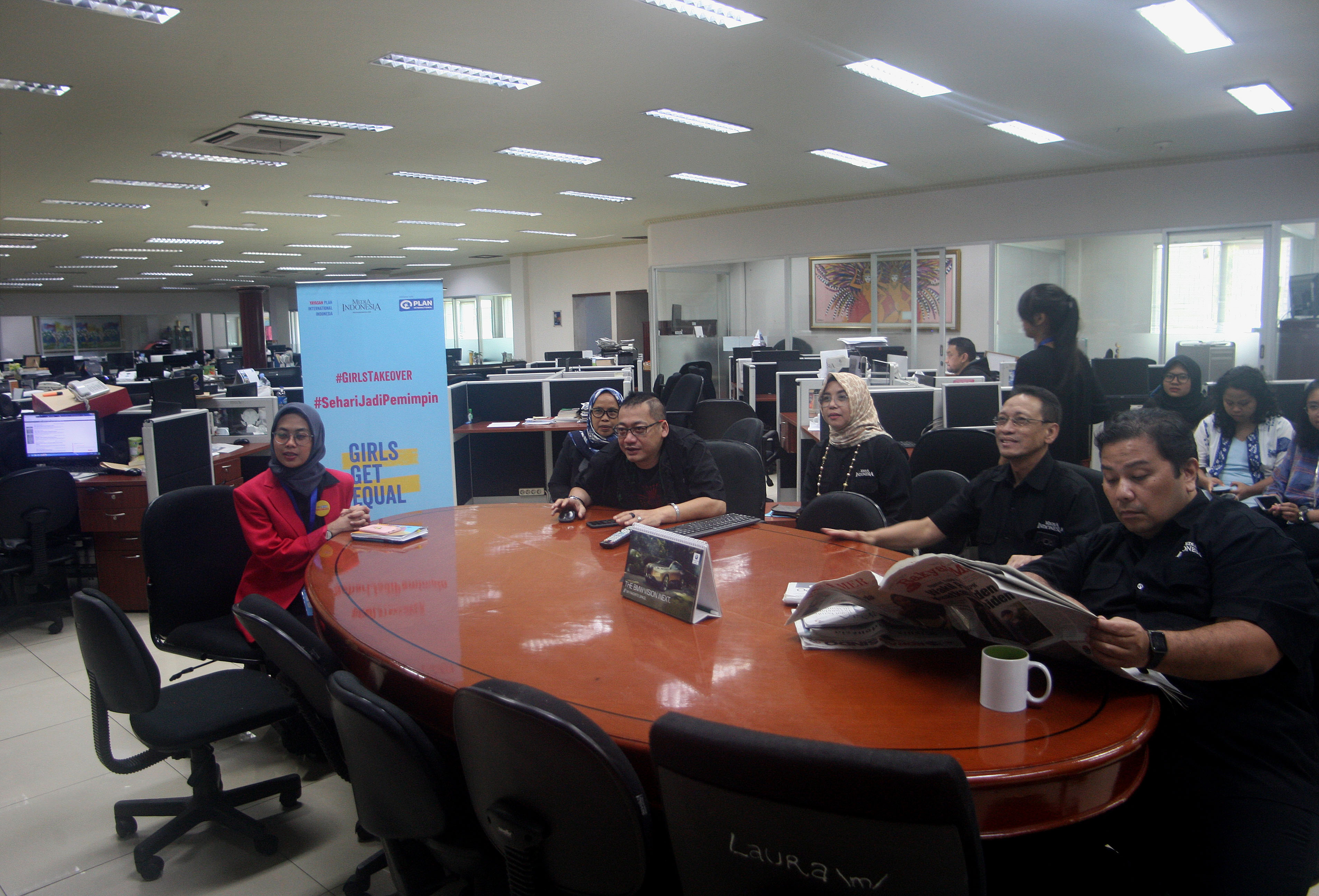 Ilustrasi SEHARI JADI PEMIMPIN: Naura (kiri), siswi SMA Muhammadiyah Magelang, memimpin rapat redaksi  