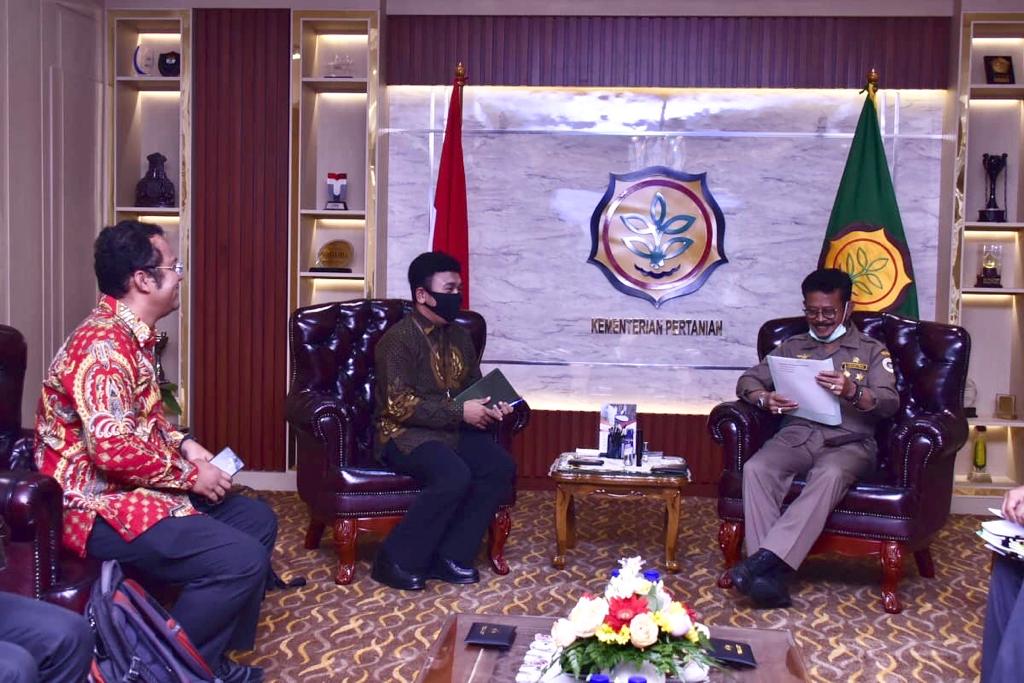 Mentan SYL (kanan) menerima kunjungan Staf Khusus Billy Mambrasar.