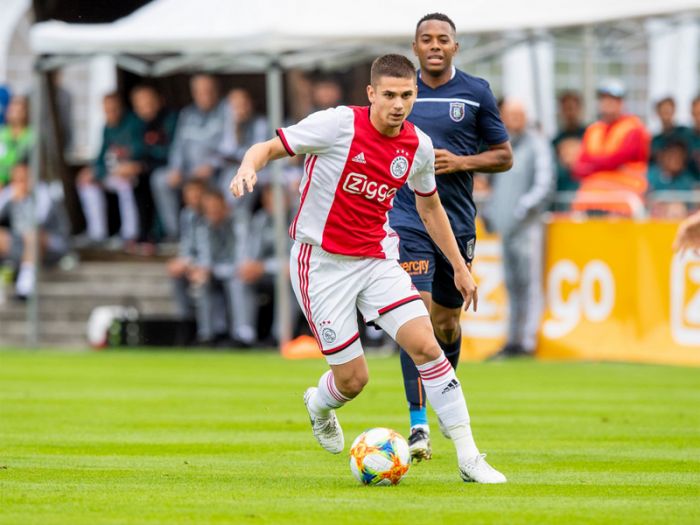 Ilustrasi : Laga pramusim antara Ajax dan Basaksehir  