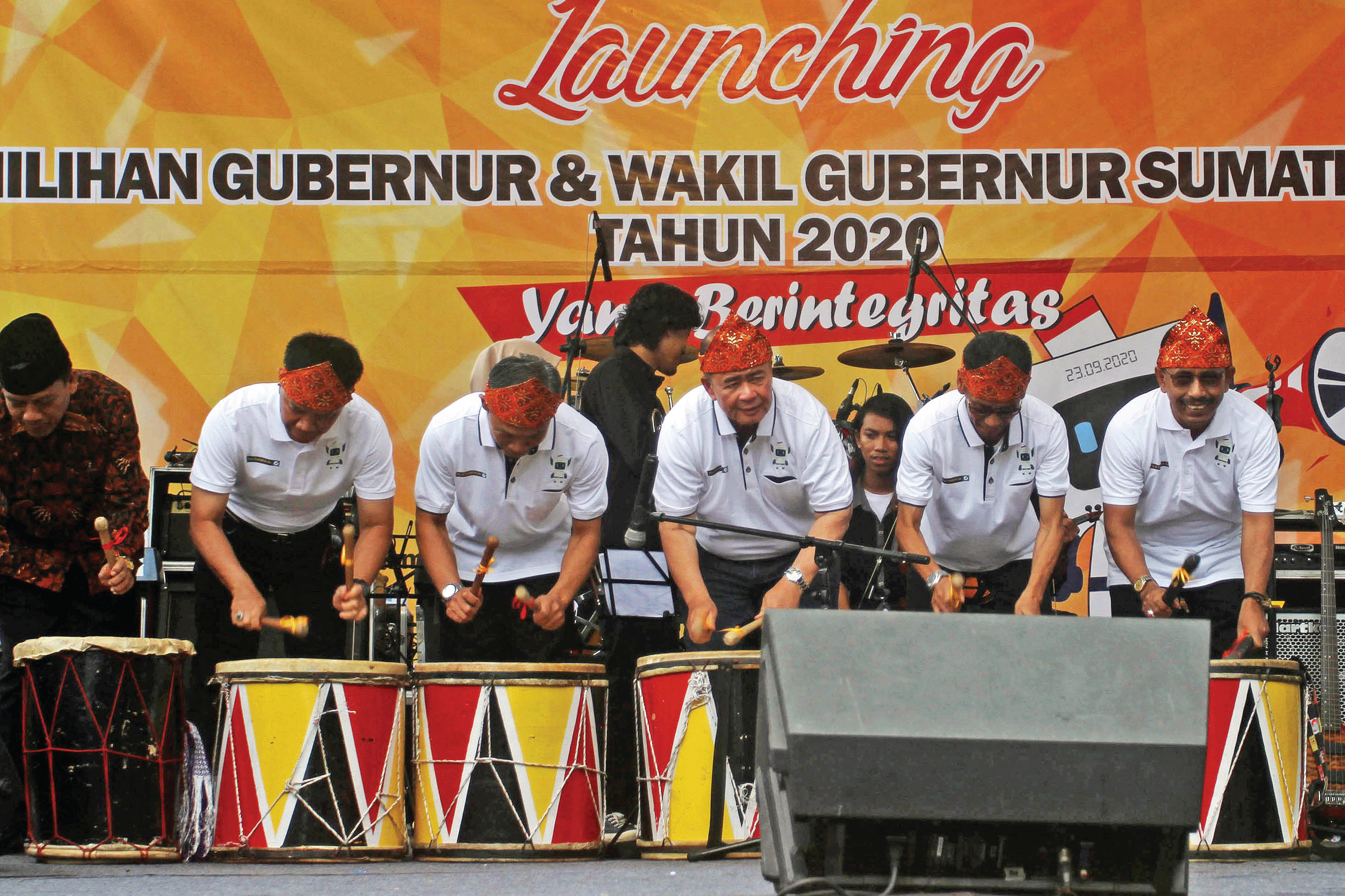 Komisioner KPU Pramono Ubaid Tantowi (ketiga dari kiri) bersama jajaran Pemprov Sumatra Barat menabuh gendang saat peluncuran maskot  