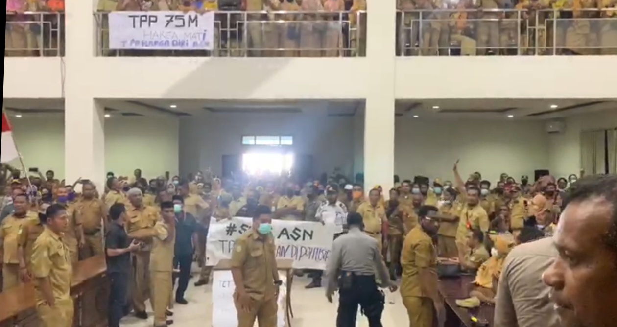 Ribuan ASN Kota Tidore Kepulauan menduduki Kantor DPRD meminta agar tunjangan tambahan penghasilan dinaikkan kembali.