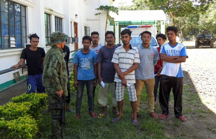 Para sandera Abu Sayyaf saat diamankan di markas militer Filipina