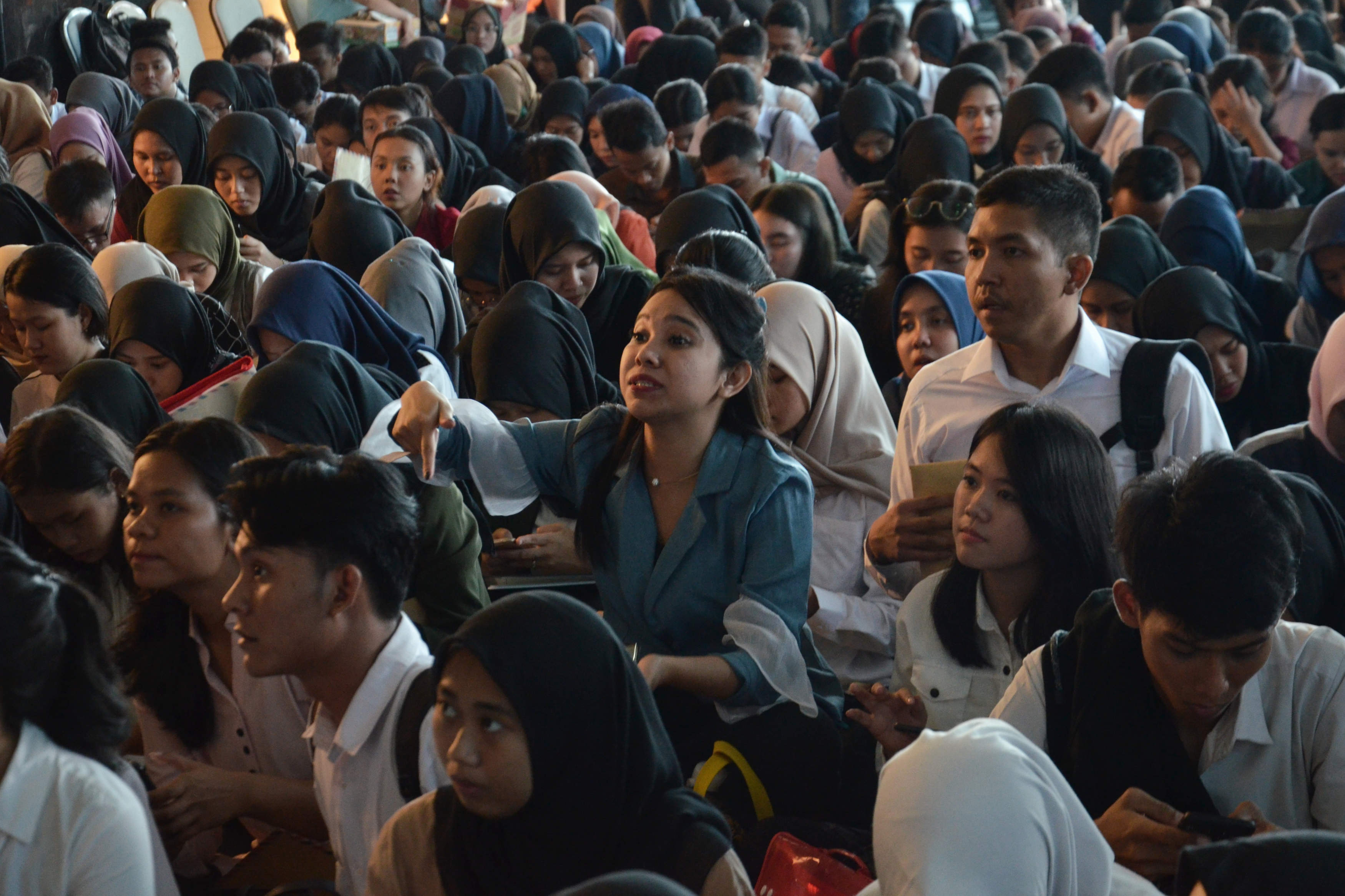 Suasana antrean pelamar pada bursa kerja yang diselenggarakan sebuah bank swasta di Jakarta.