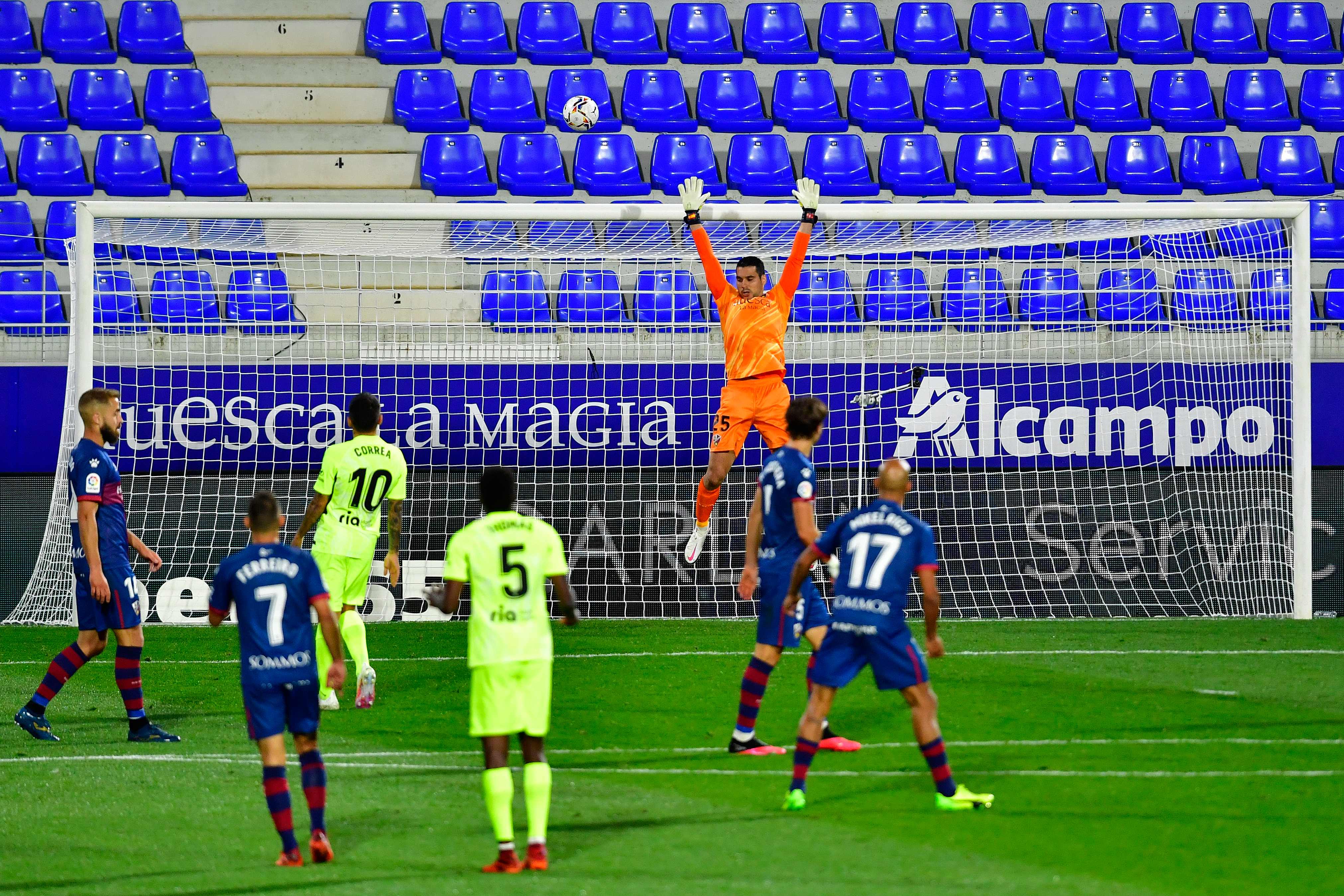 Laga La Liga antara Atletico Madrid dan Huesca.