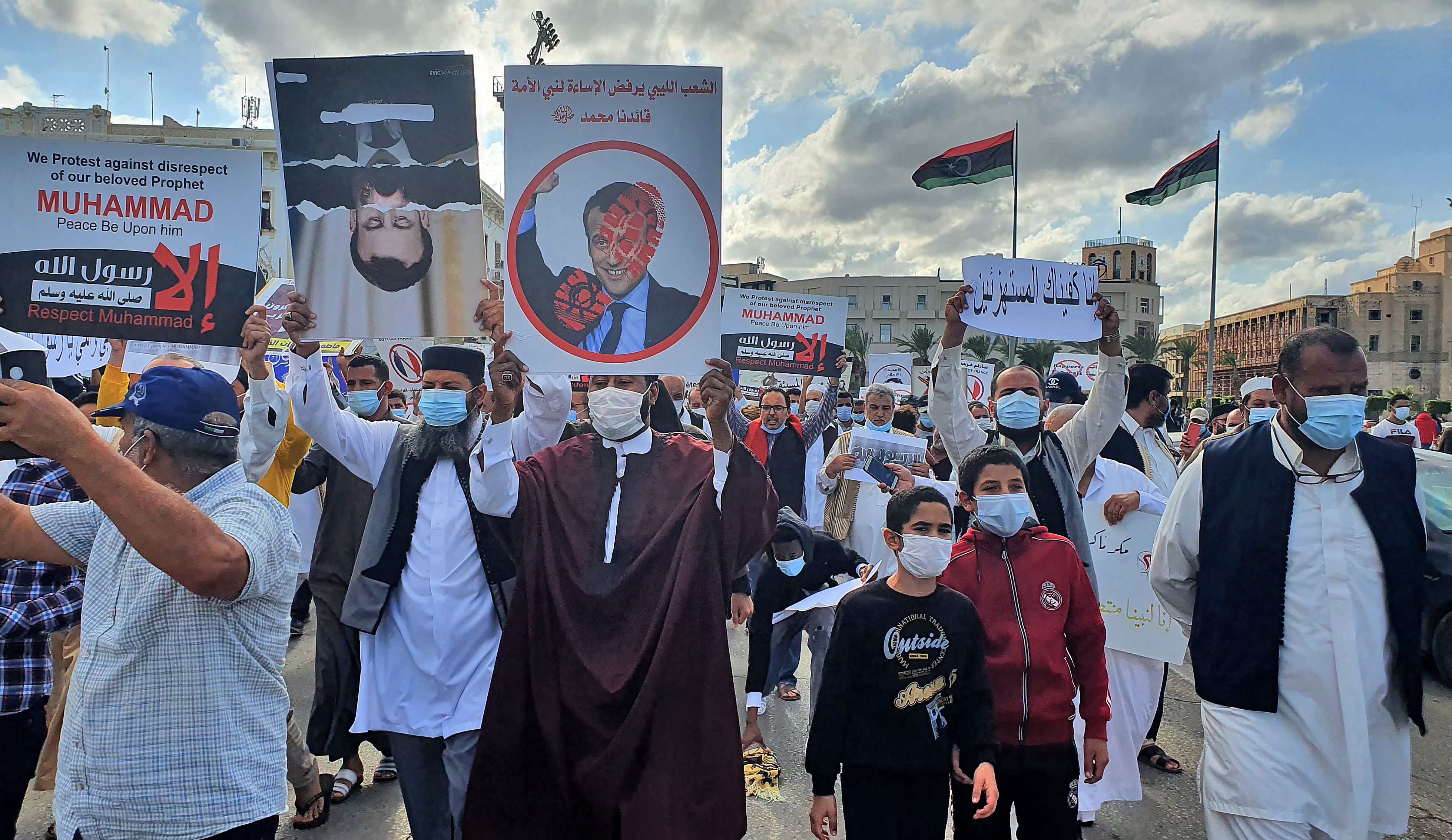 Umat muslim memprotes pernyataan Presiden Prancis Emmanuel Macron tentang karikatur Nabi Muhammad di Tripoli, Libya Jumat (30/10).