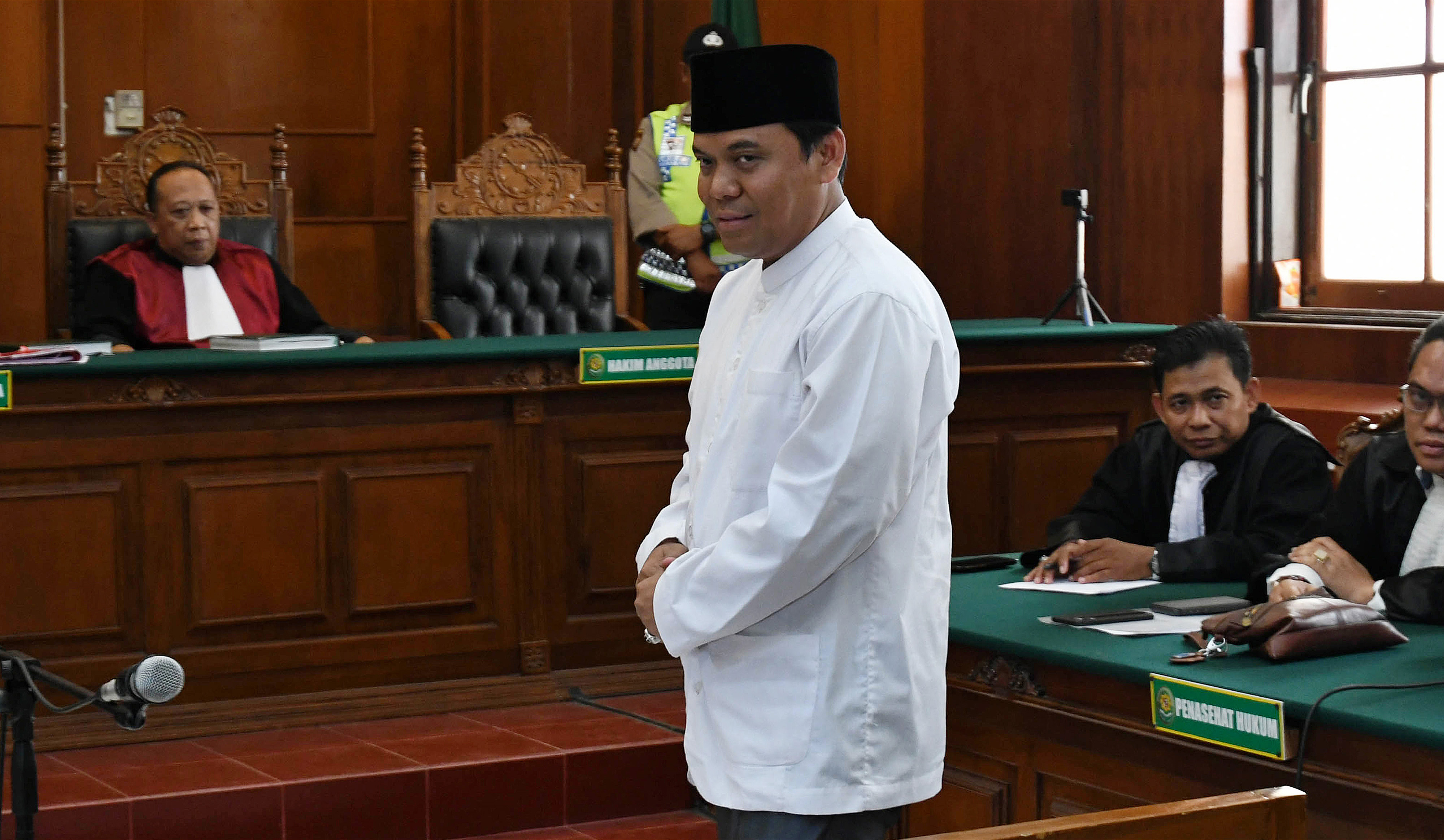  Sugi Nur Raharja alias Gus Nur (kedua kiri) sebagai terdakwa di Pengadilan Negeri Surabaya, Jawa Timur, Kamis (24/10/2019).