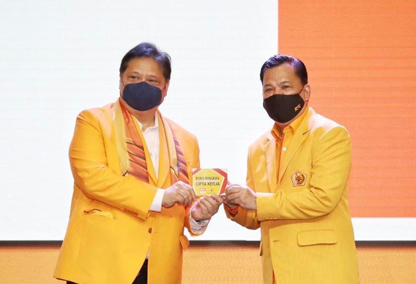Ketua Umum Partai Golkar Airlangga Hartarto bersama Ketua MKGR Roem Kono