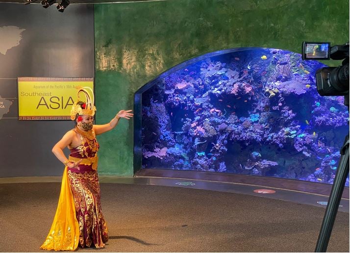 Tari Cenderawasih ditampilkan di ajang Southeast Asia Day di Aquarium of the Pacific di Long Beach, California, AS.