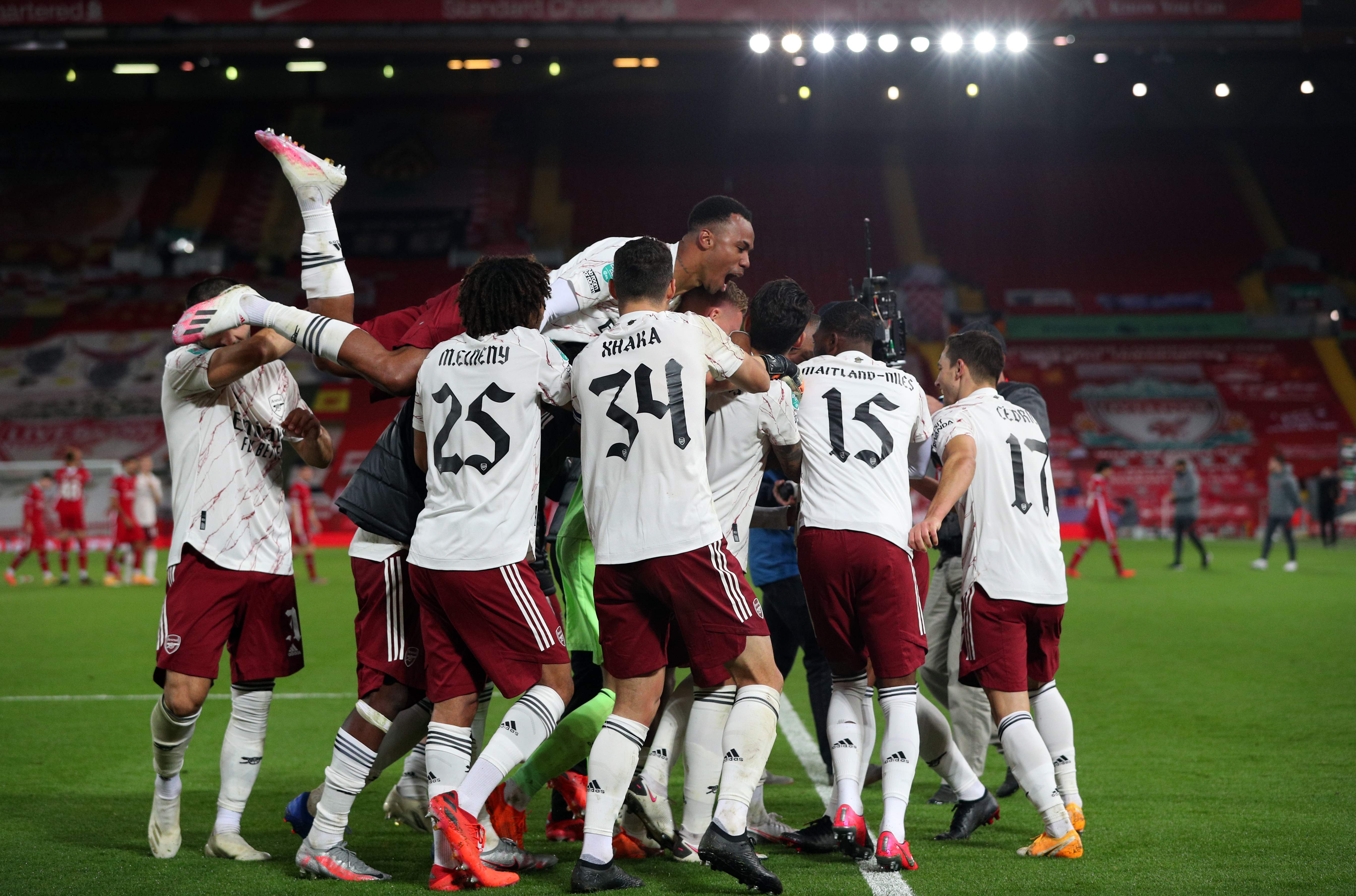 Para pemain Arsenal merayakan keberhasilan mereka lolos ke perempat final Piala Liga setelah menang adu penalti atas Liverpool.