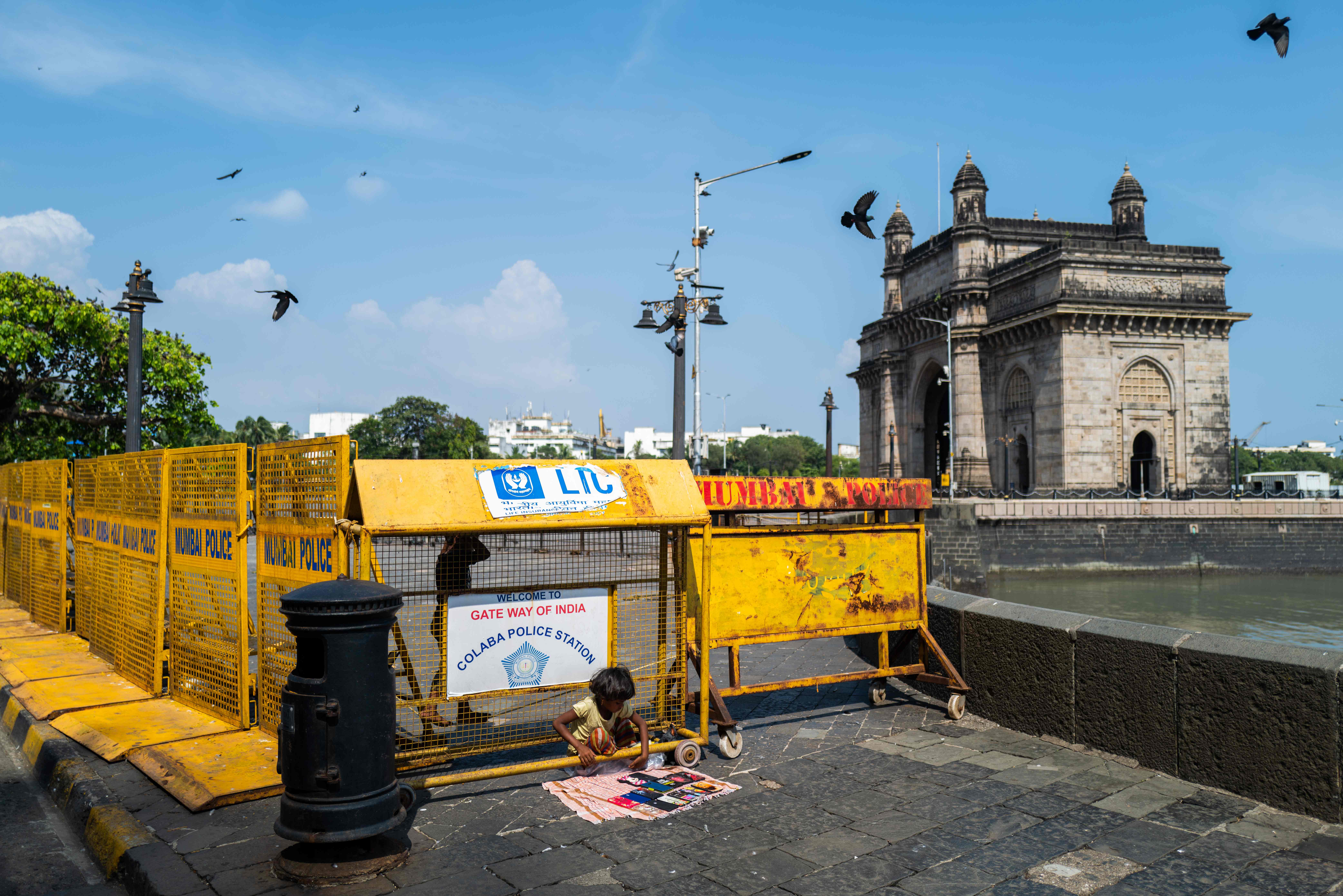 Kasus positif Covid-19 di India melonjak setelah negara itu melonggarkan pembatasan untuk melawan pukulan ekonomi akibat pandemi.