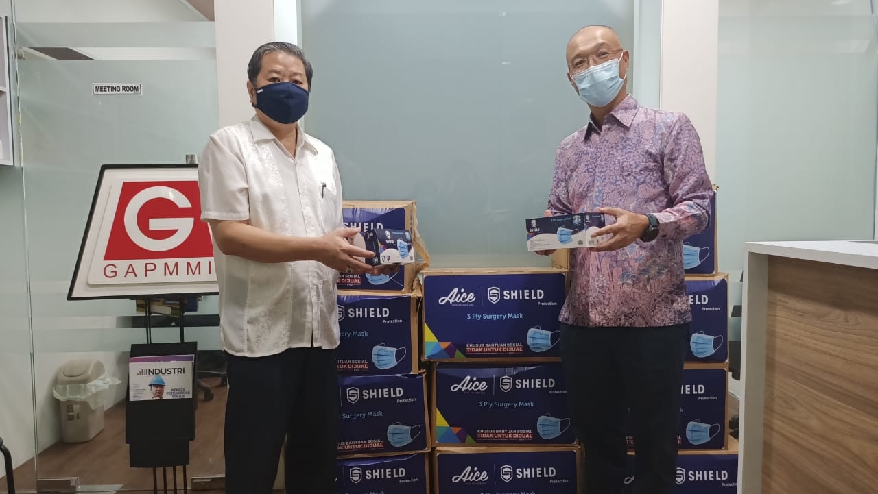 Aice menyerahkan masker produksinya ke GAPPMI